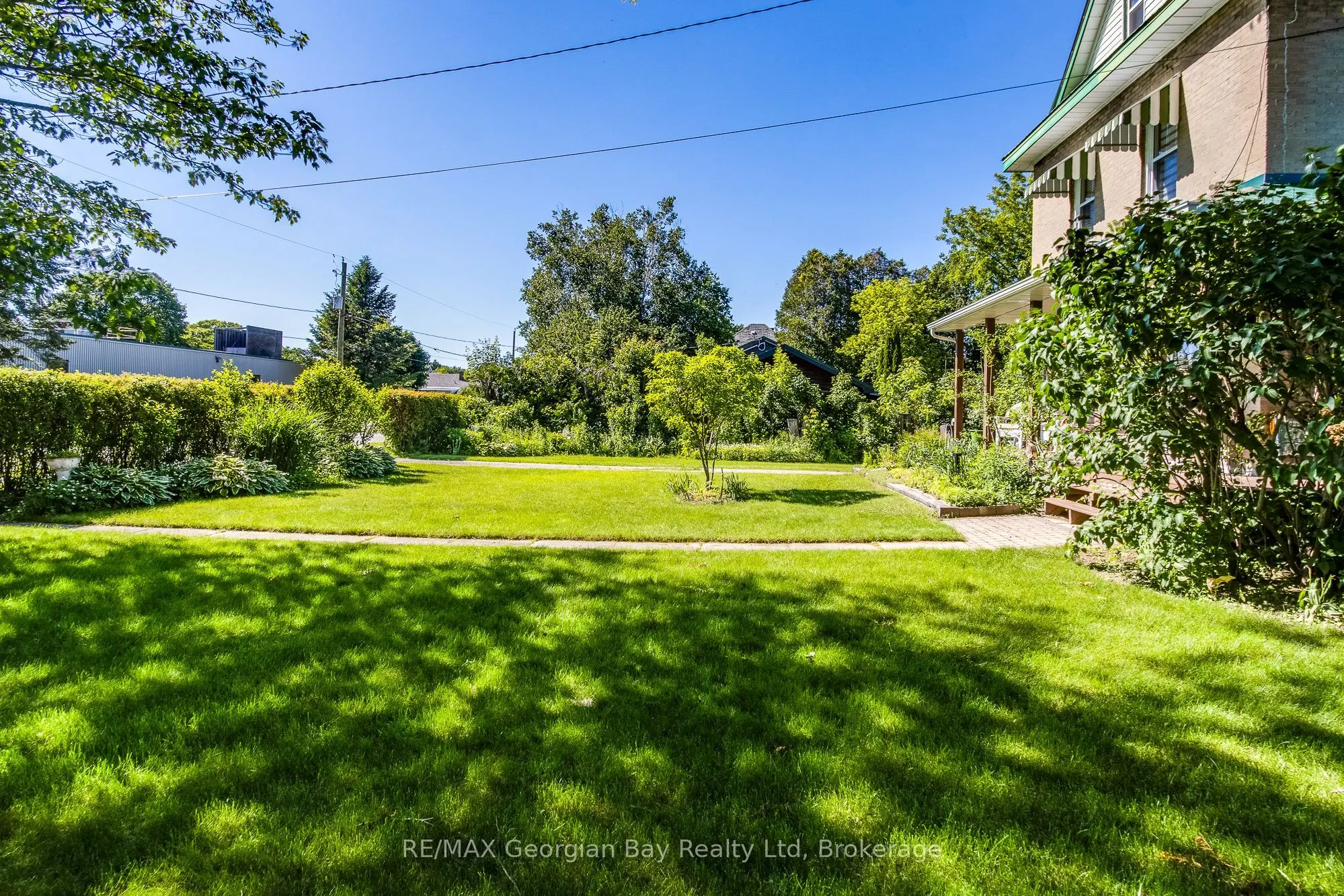 305 Lindsay Street E
