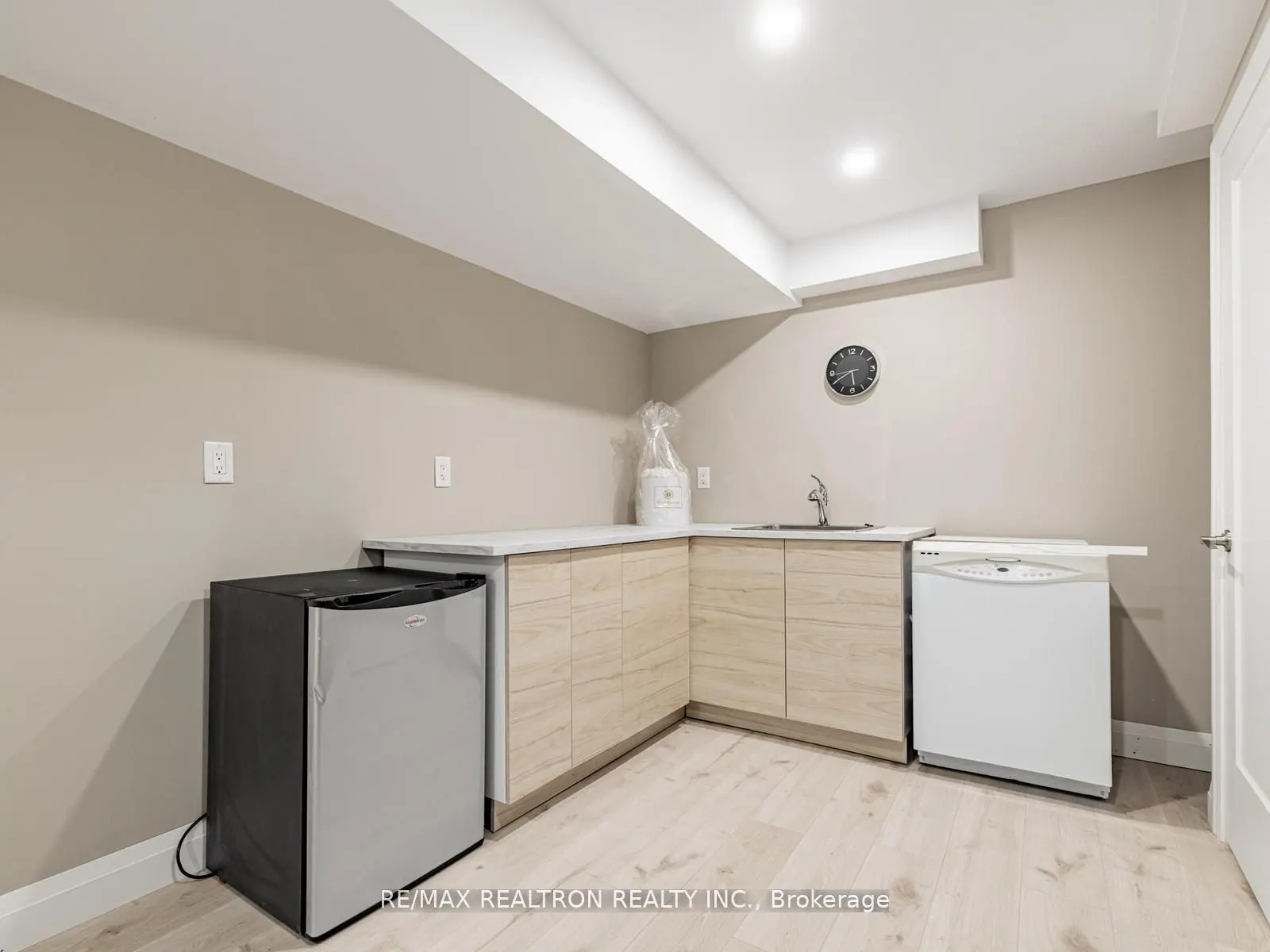 6 Bobolink Drive