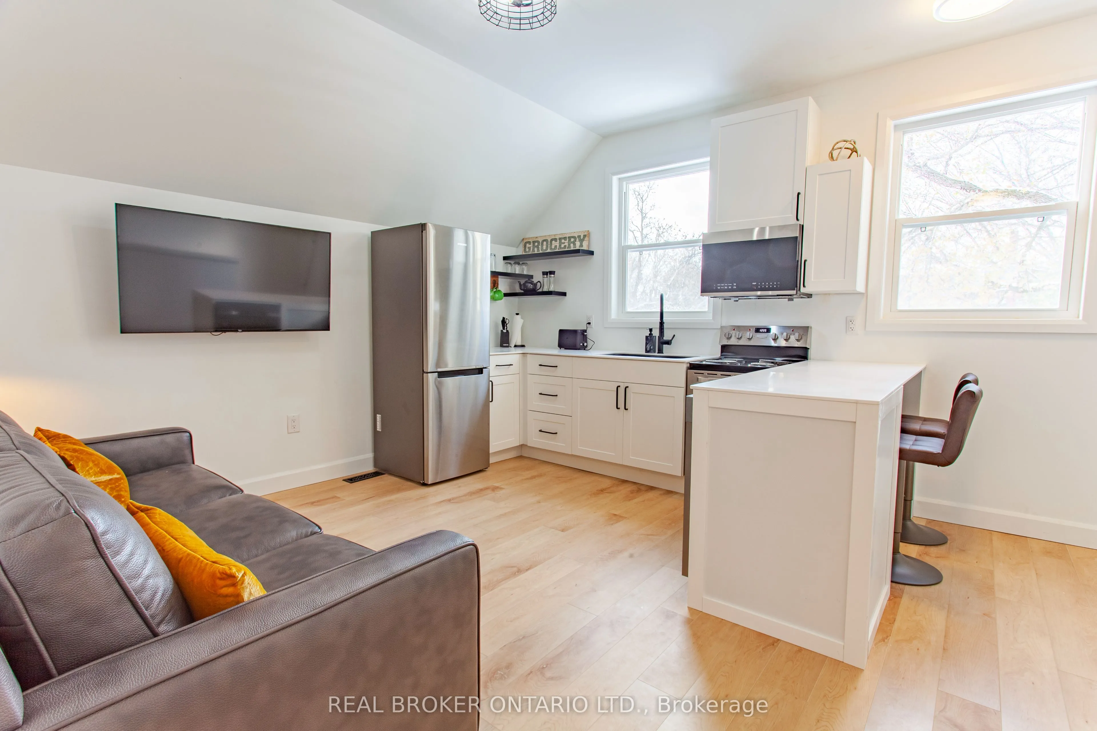 97 ALBERT Street S #Upper