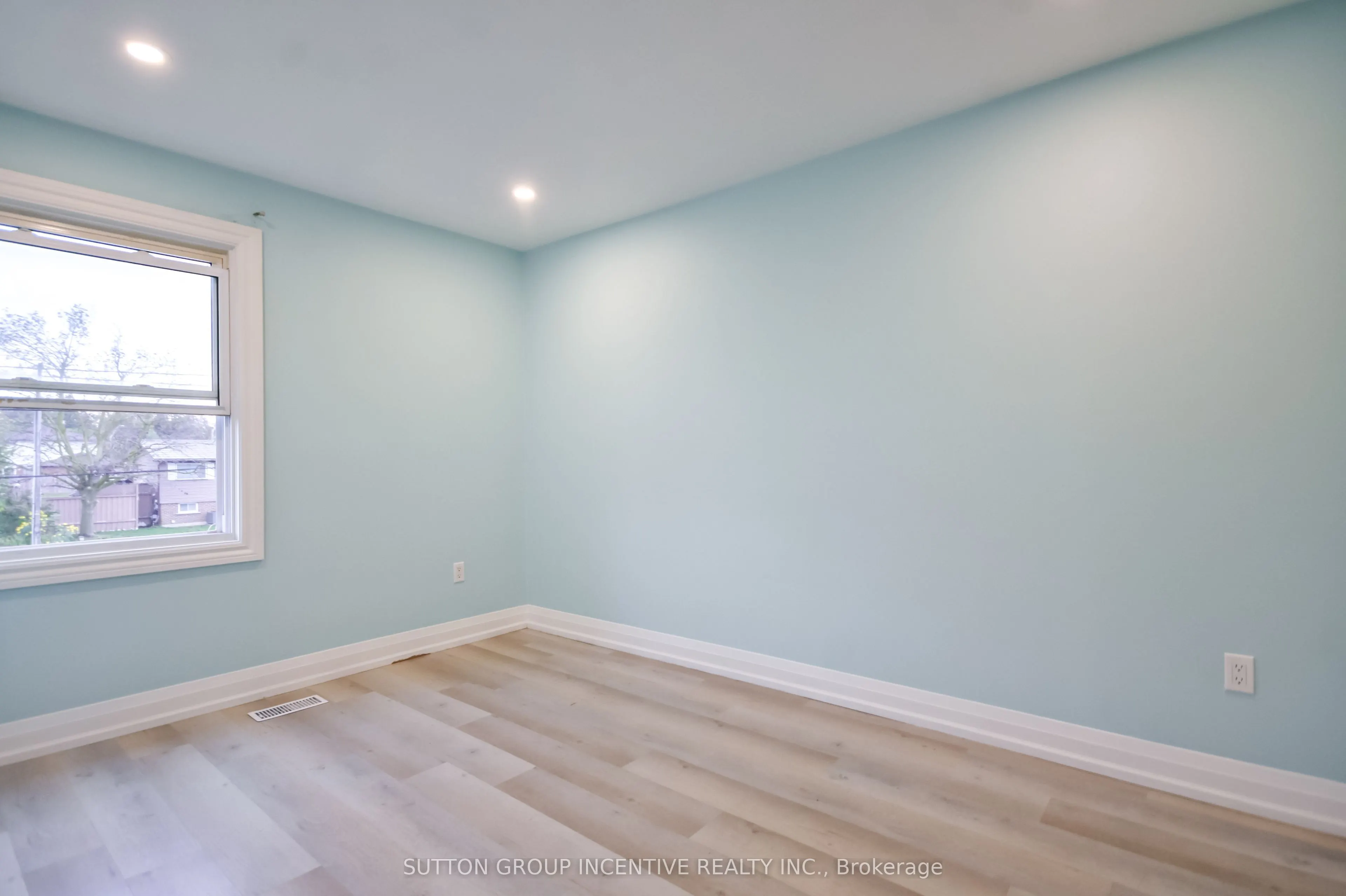 33B Cundles Road E