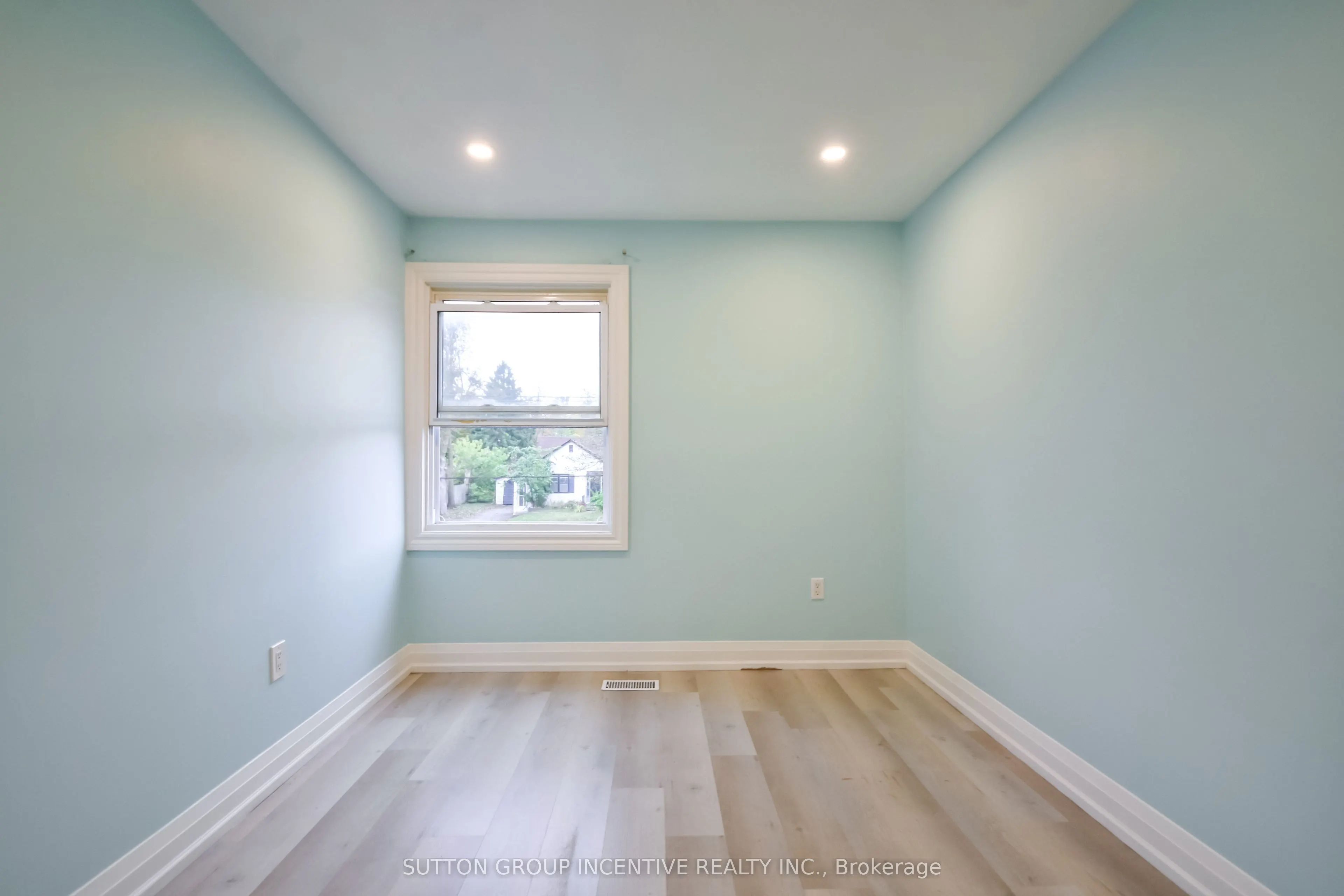 33B Cundles Road E