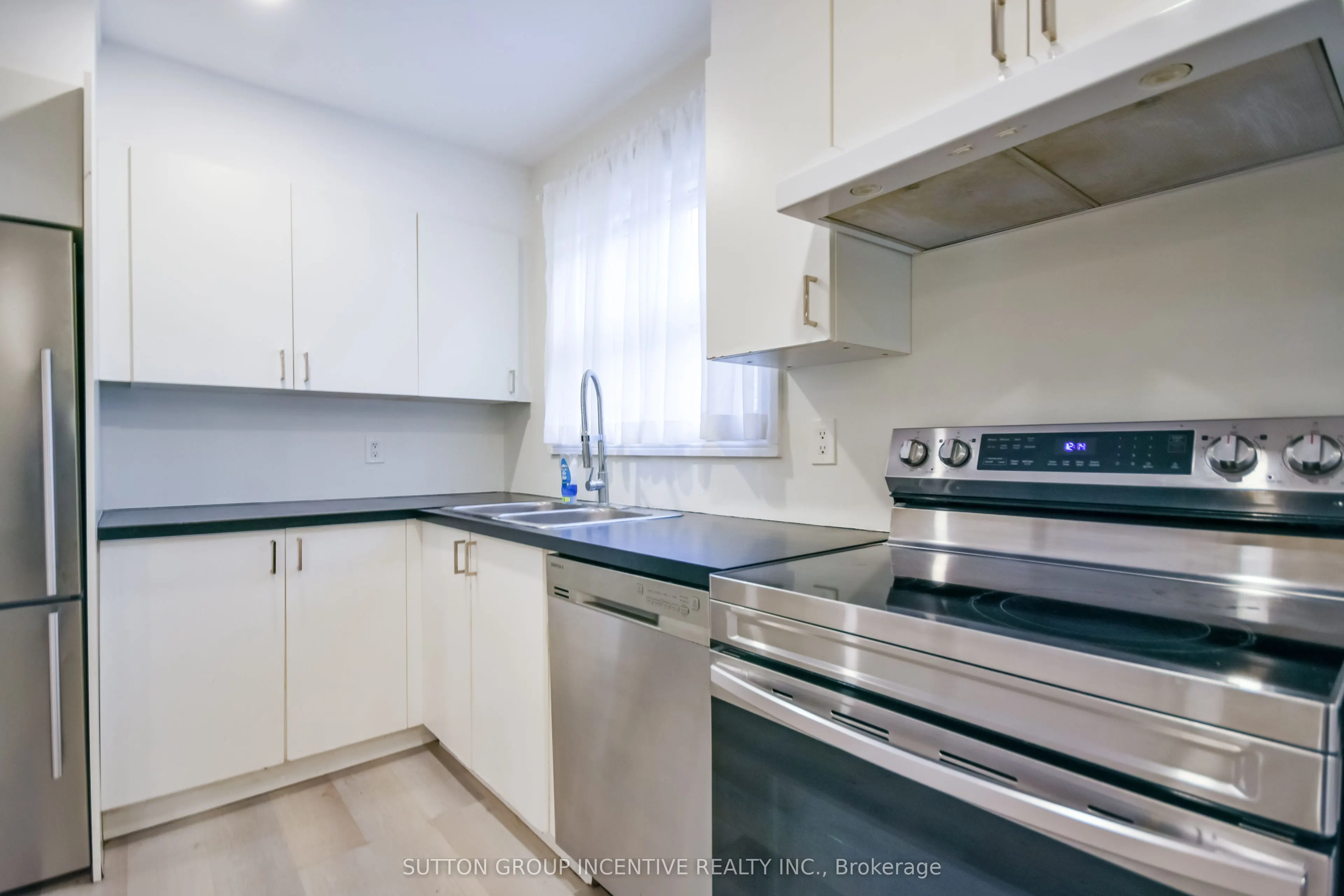 33B Cundles Road E