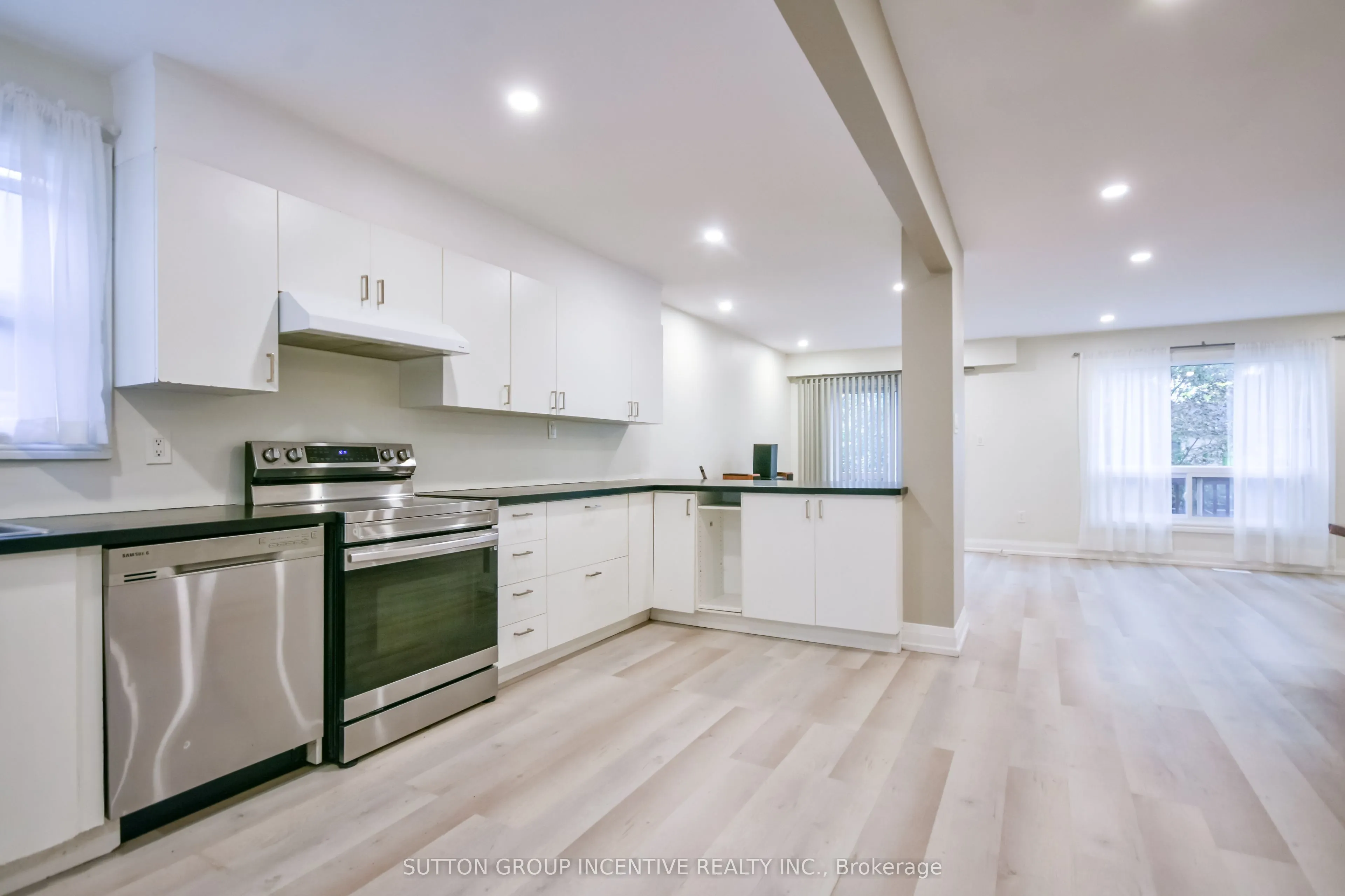 33B Cundles Road E