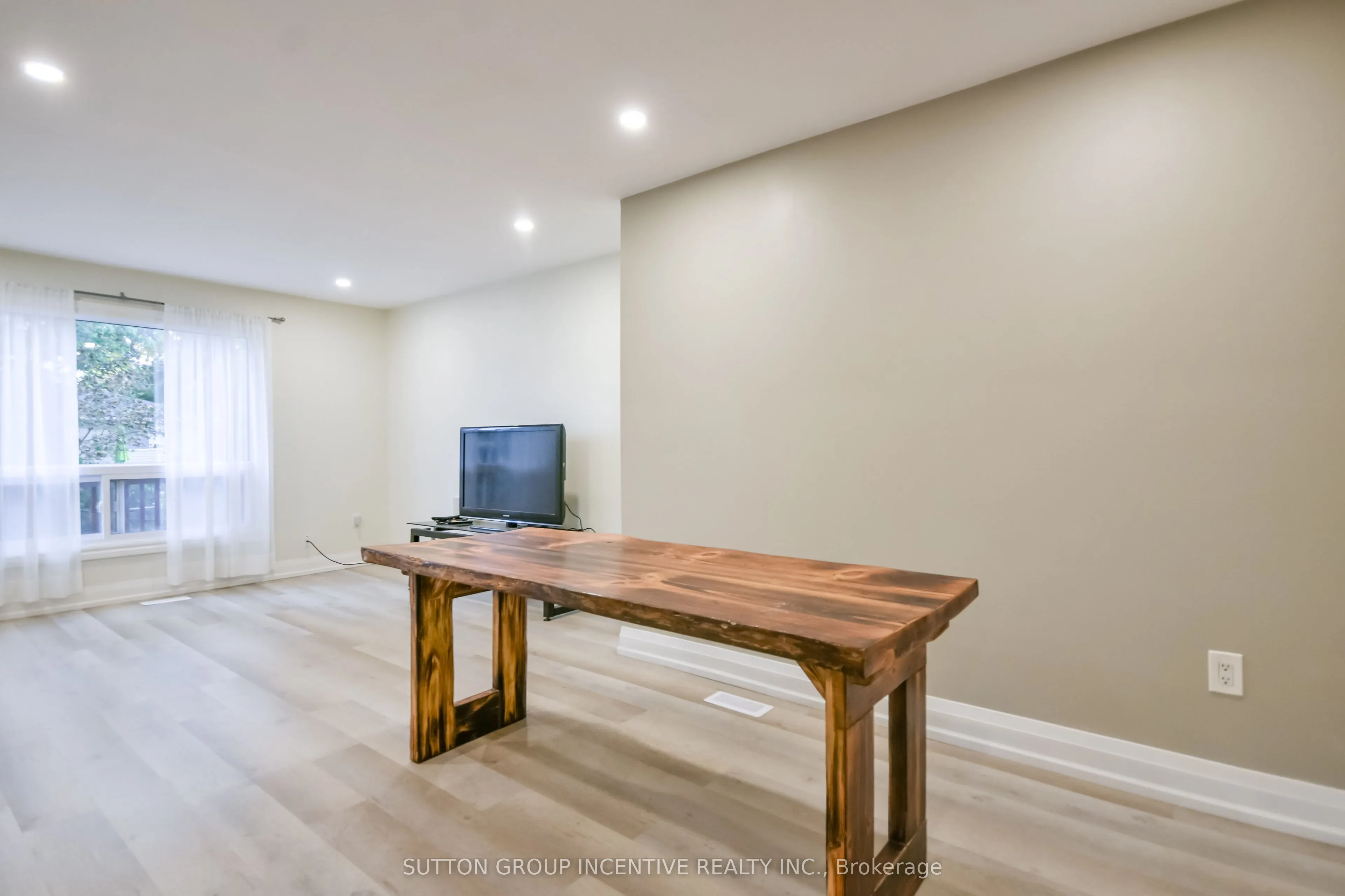 33B Cundles Road E