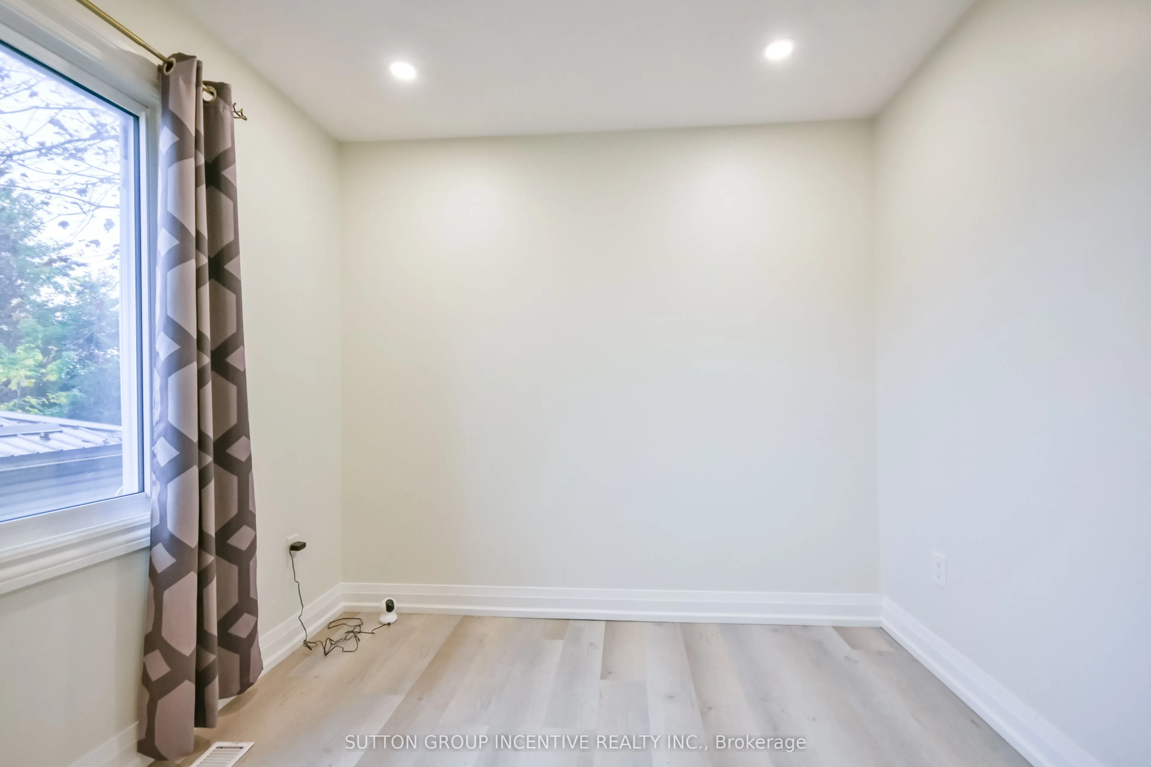 33B Cundles Road E