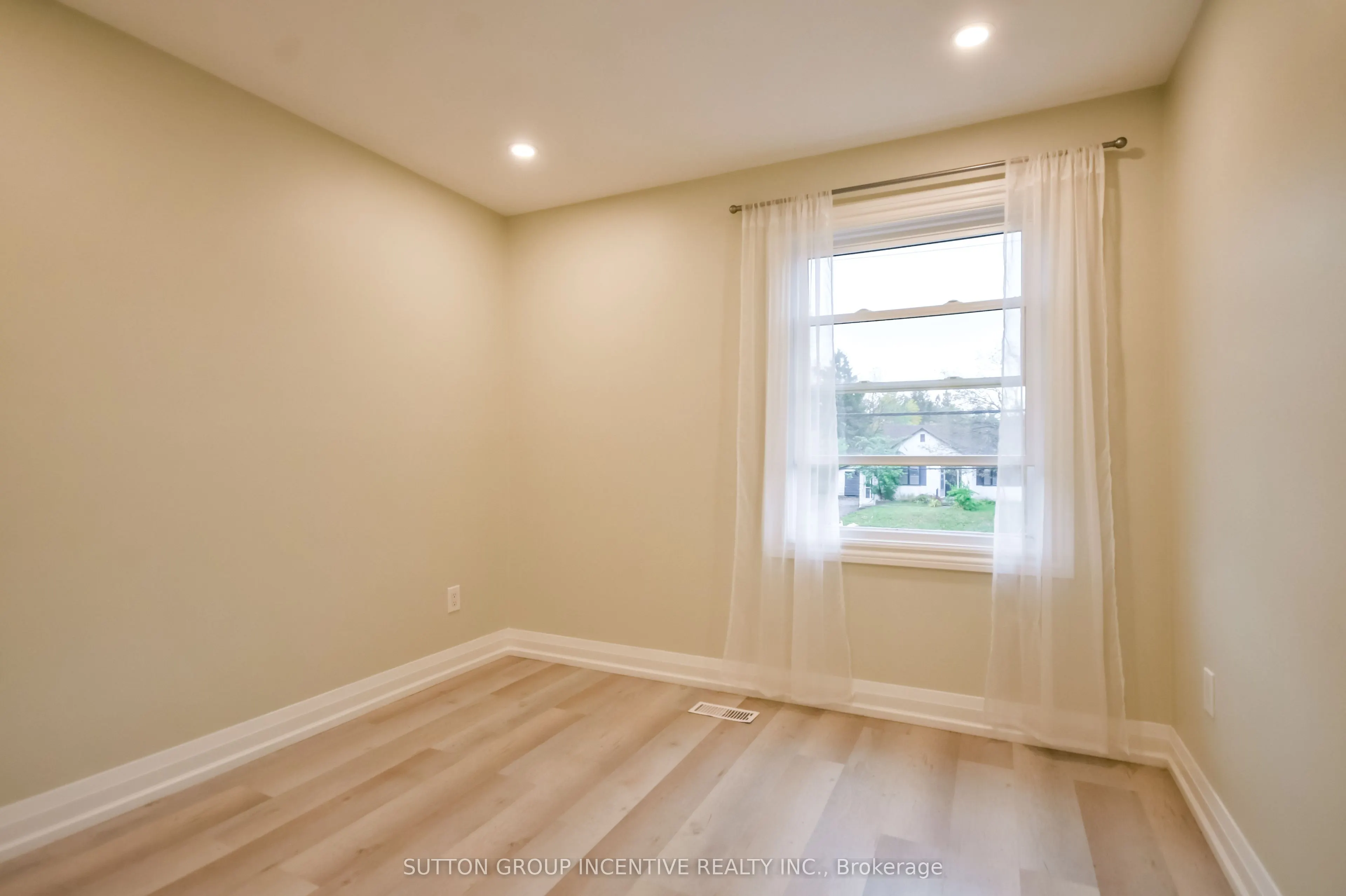 33B Cundles Road E
