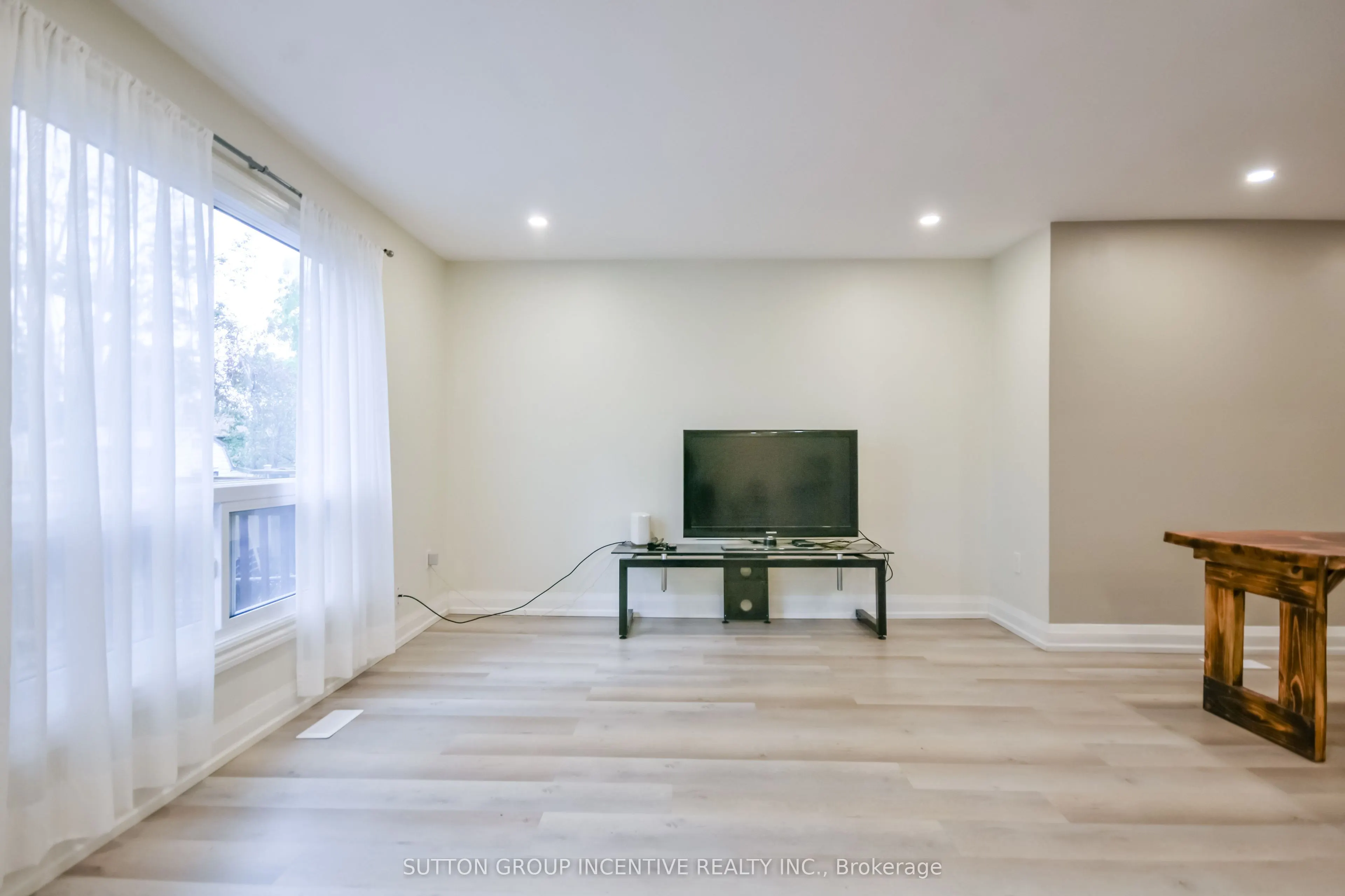 33B Cundles Road E