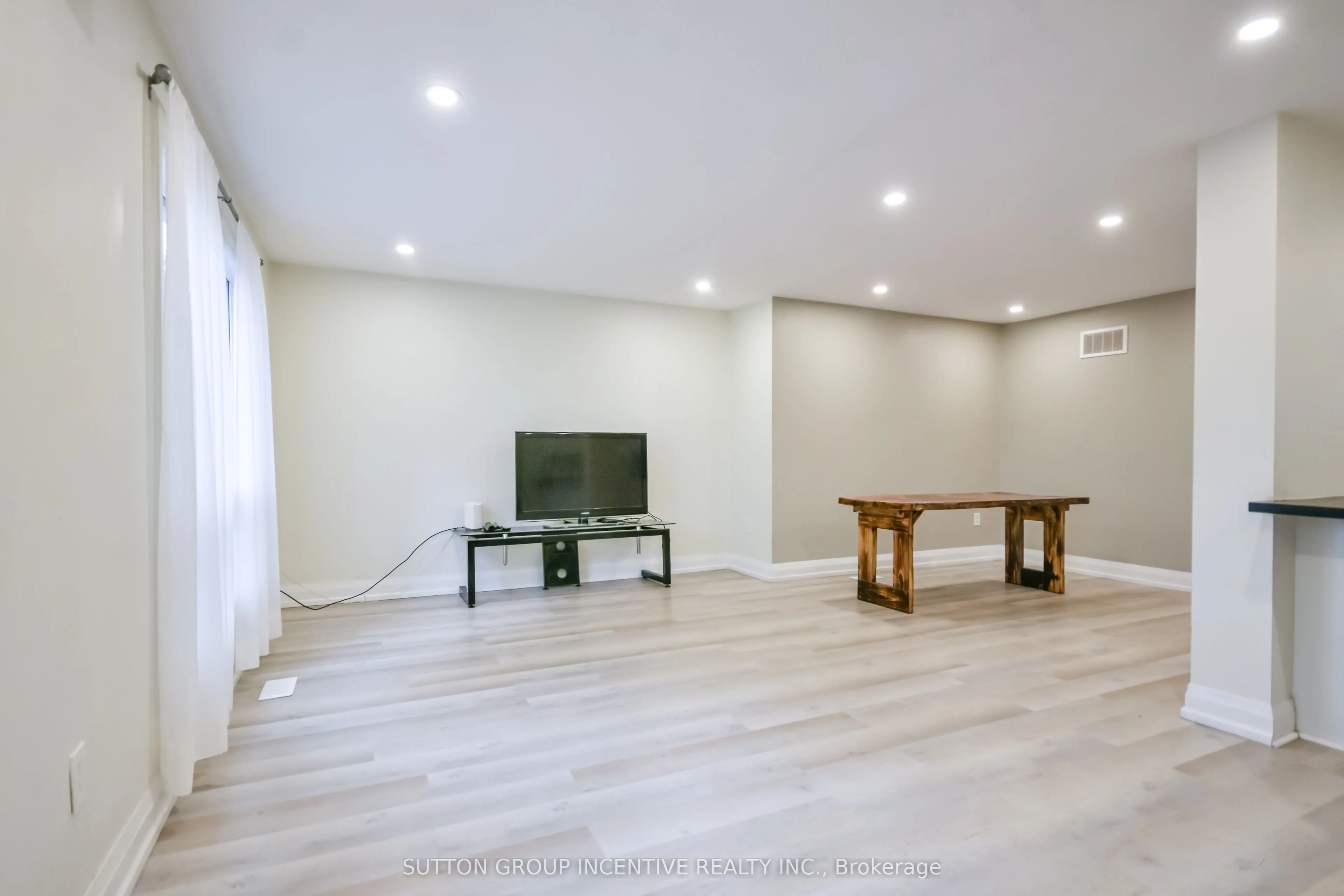 33B Cundles Road E