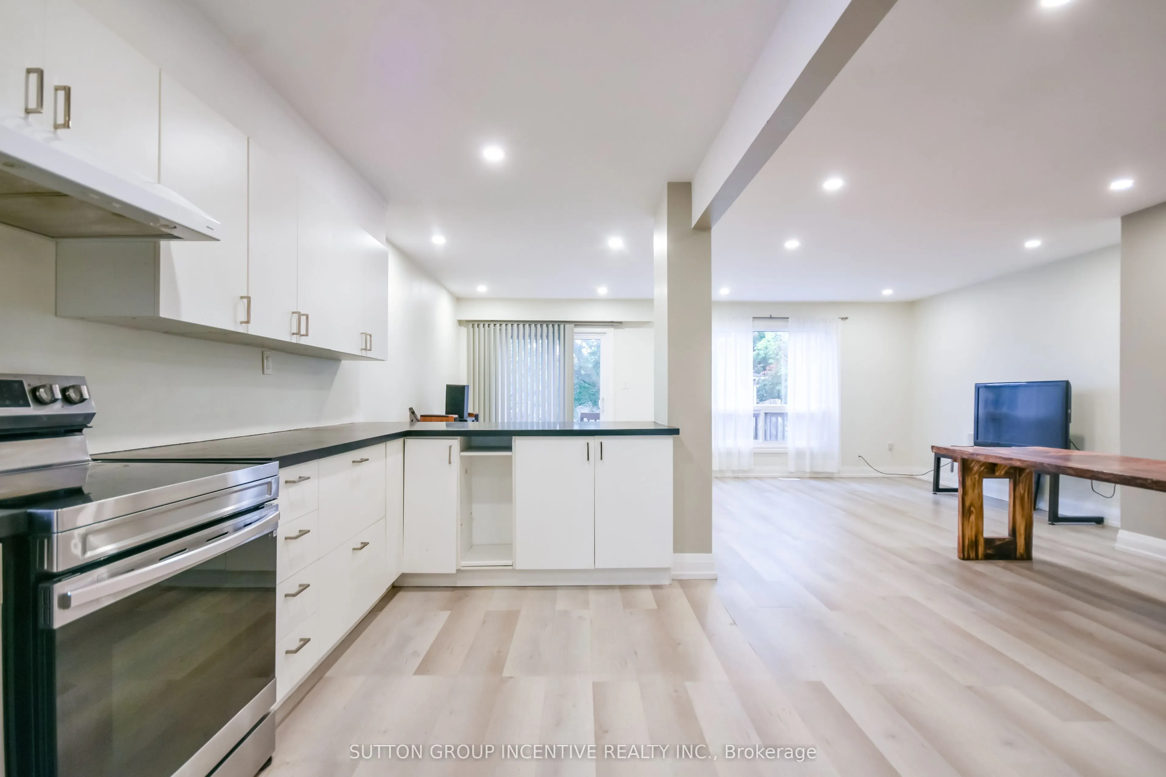 33B Cundles Road E