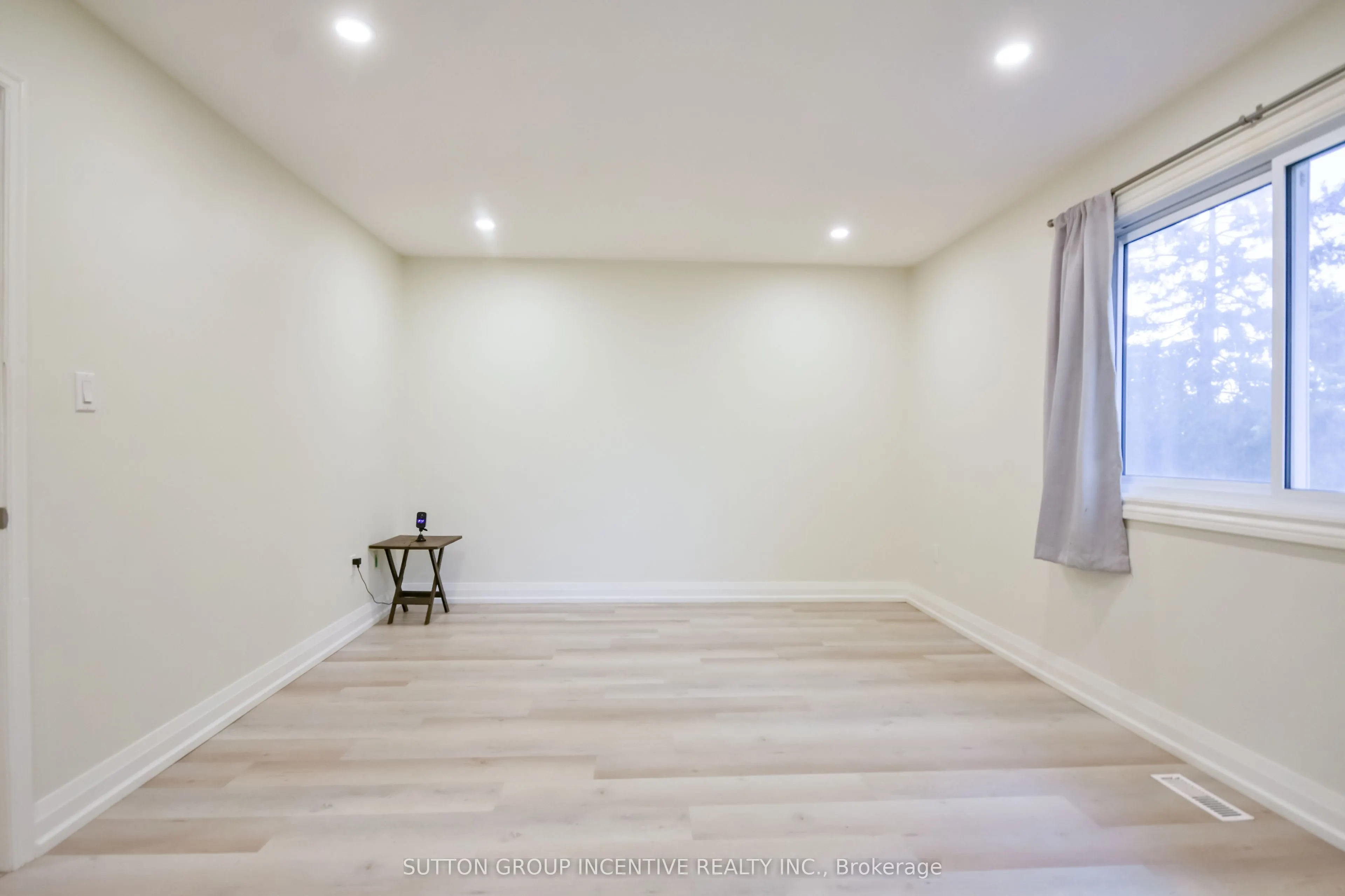 33B Cundles Road E