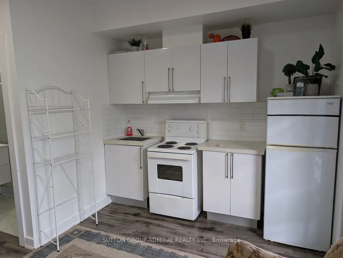540 Essa Road #17 Bachelor