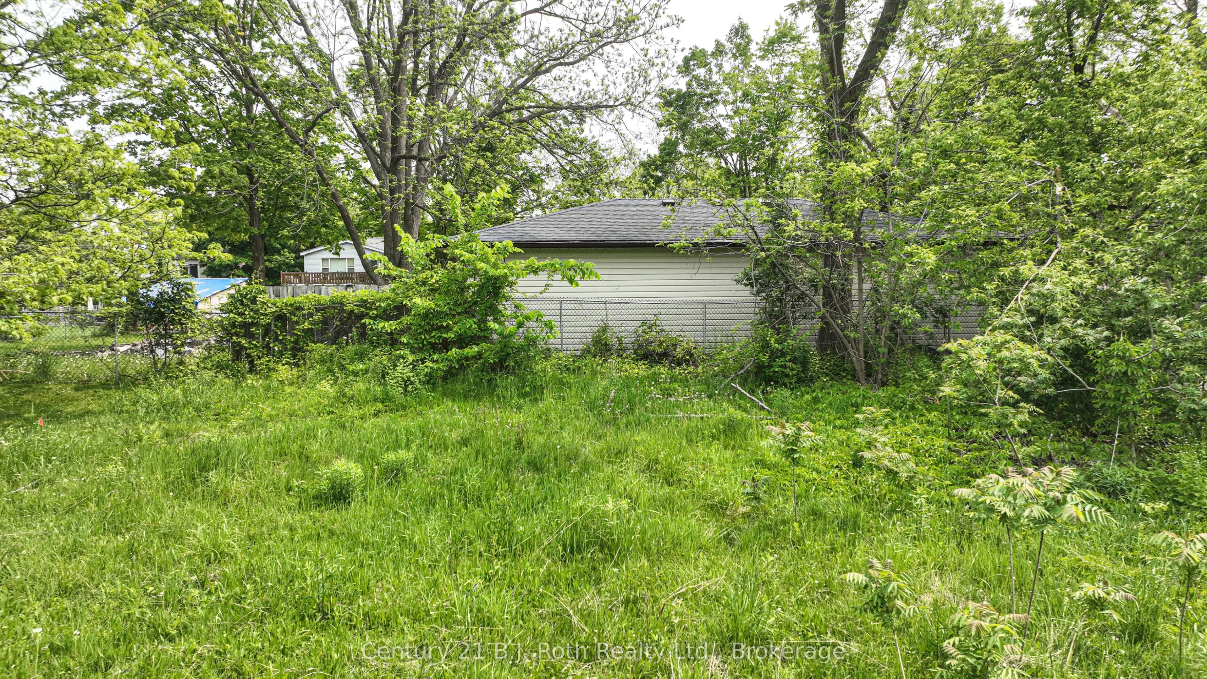 382 West Street N