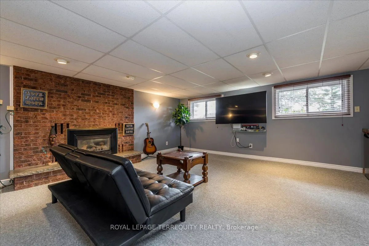 1092 Old Barrie Road W