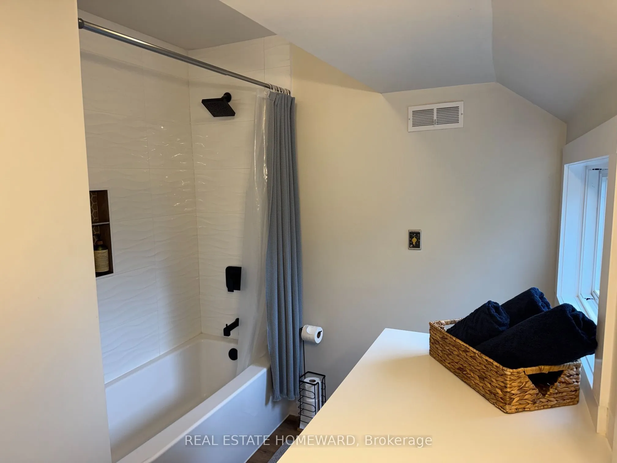 130 ESCARPMENT Crescent #16