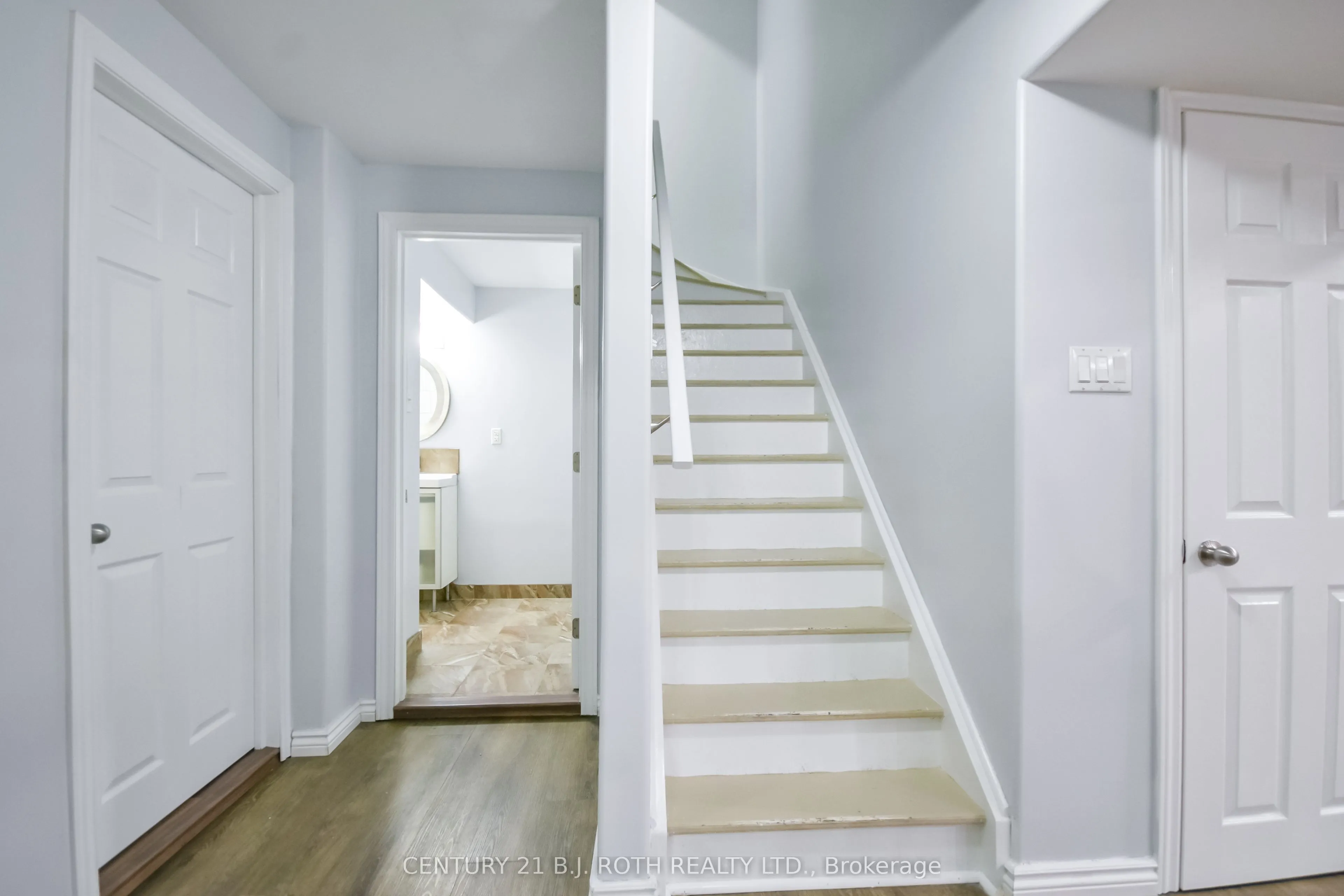 17 CROMPTON Drive