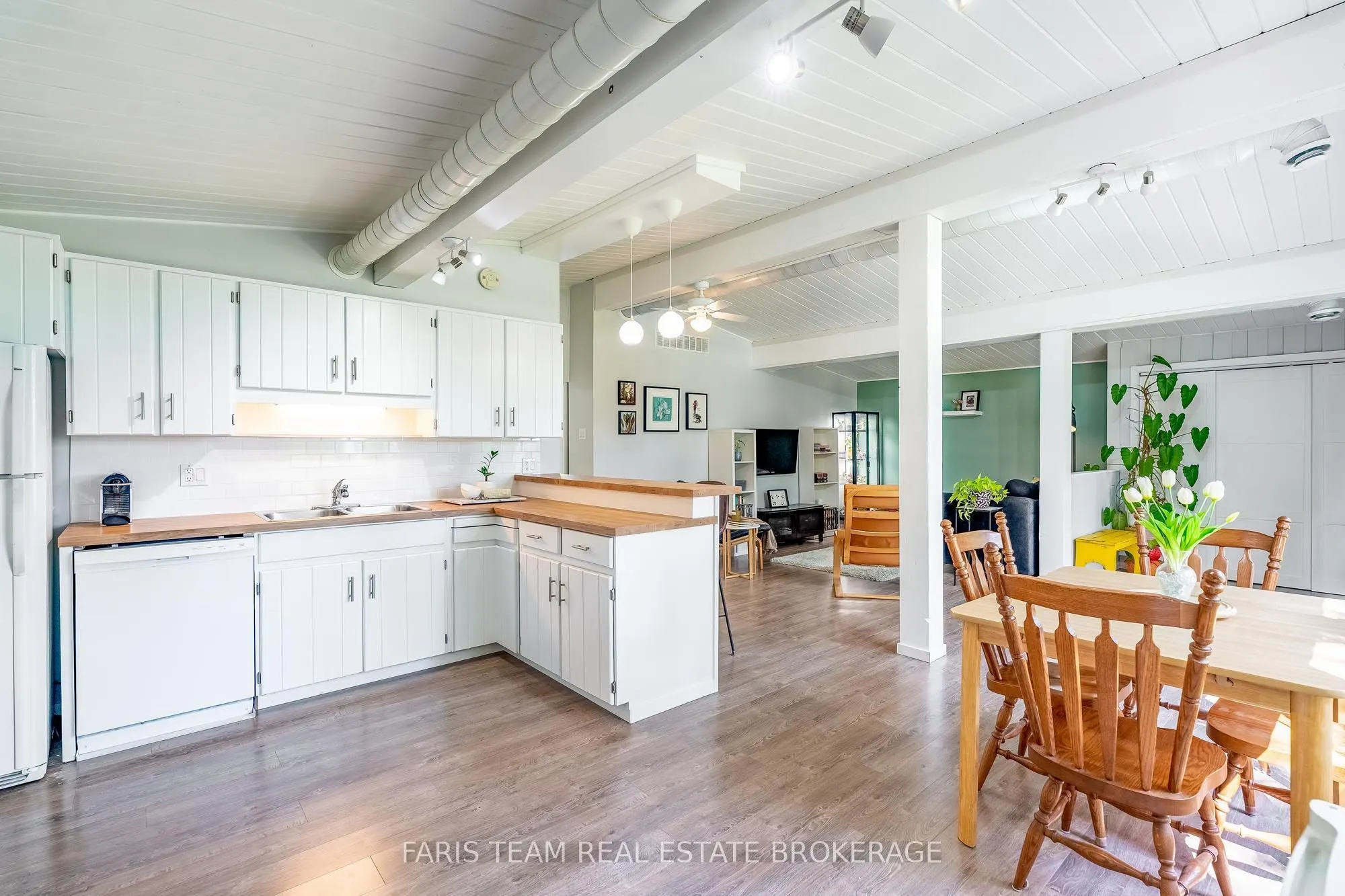 224 Lakeshore Road W