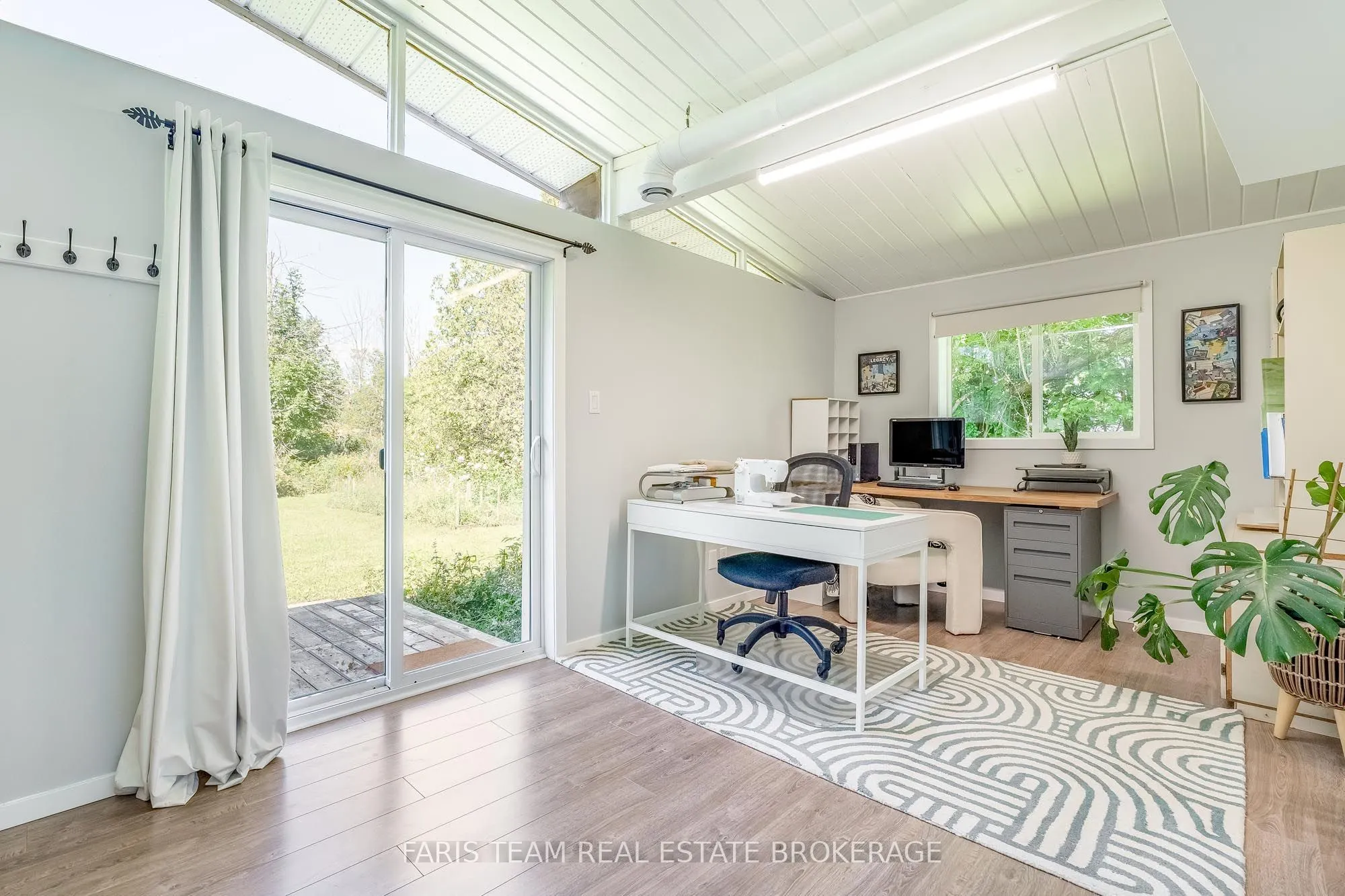 224 Lakeshore Road W