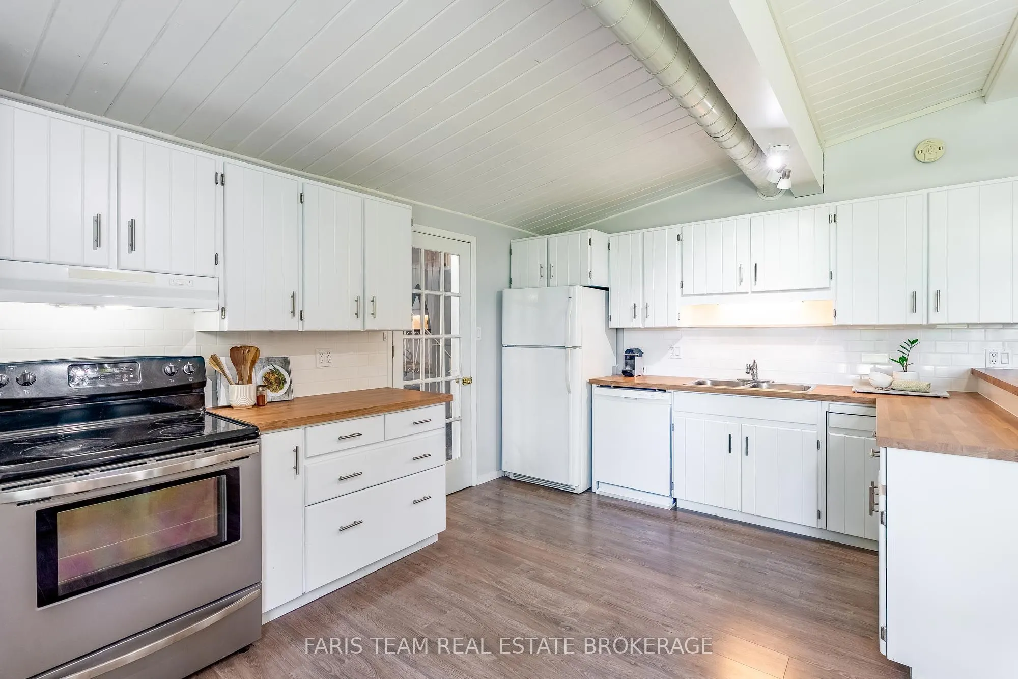 224 Lakeshore Road W