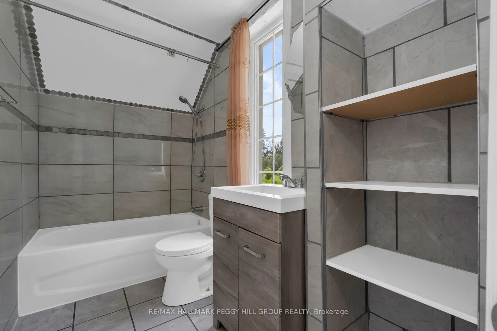 132 Queen Street W