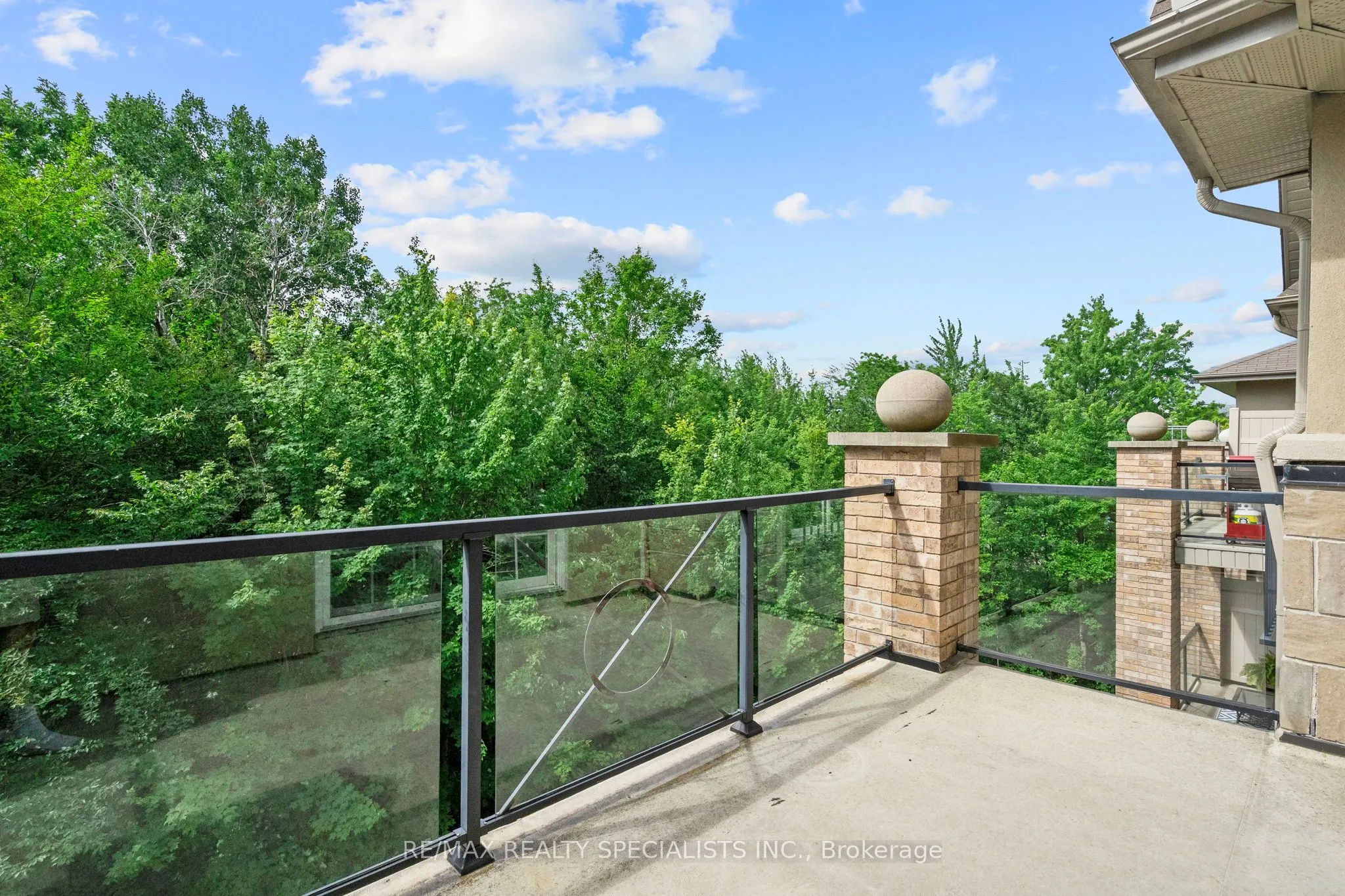 41 Ferndale Drive S #408