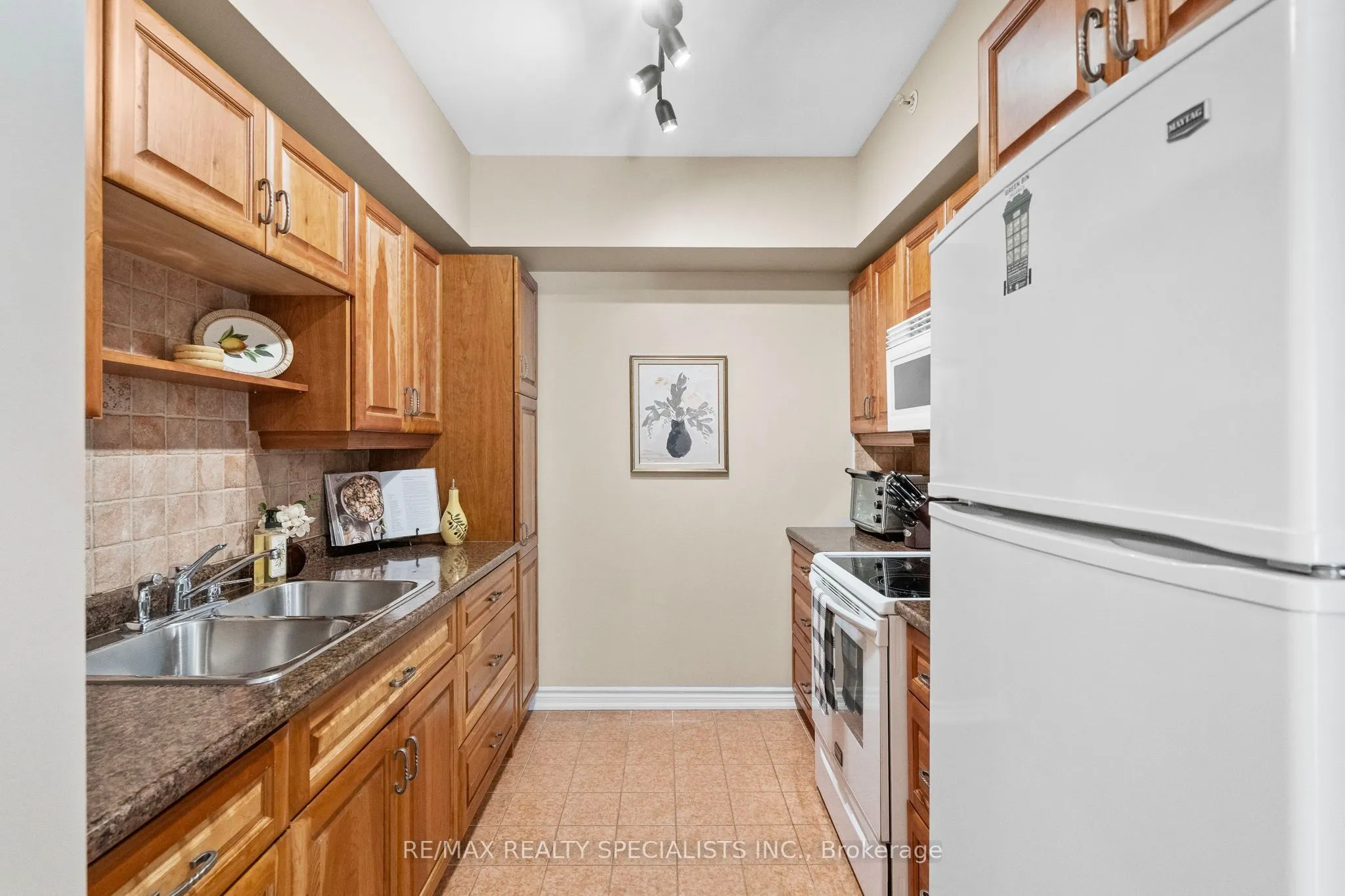 41 Ferndale Drive S #408