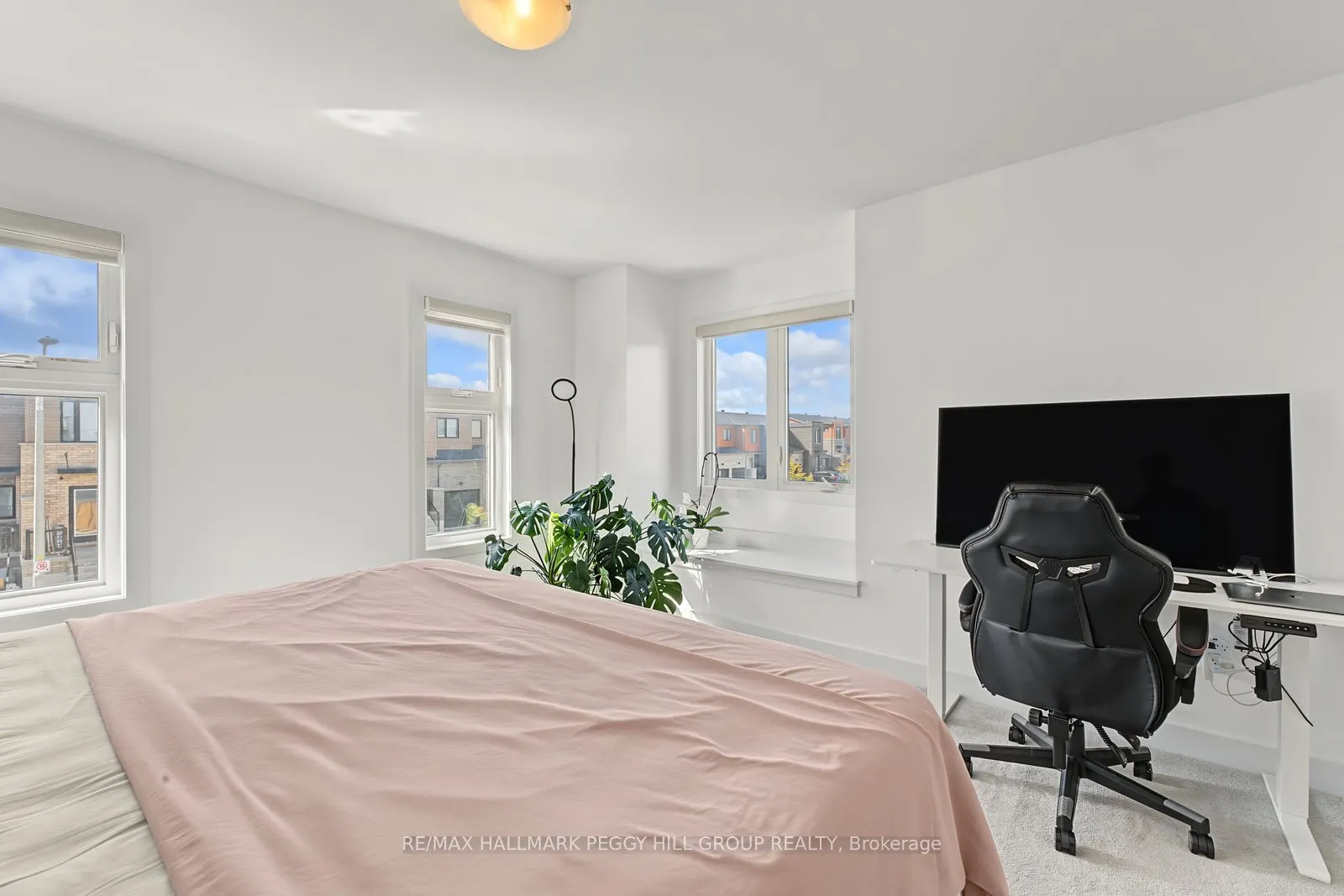 11 Turnberry Lane