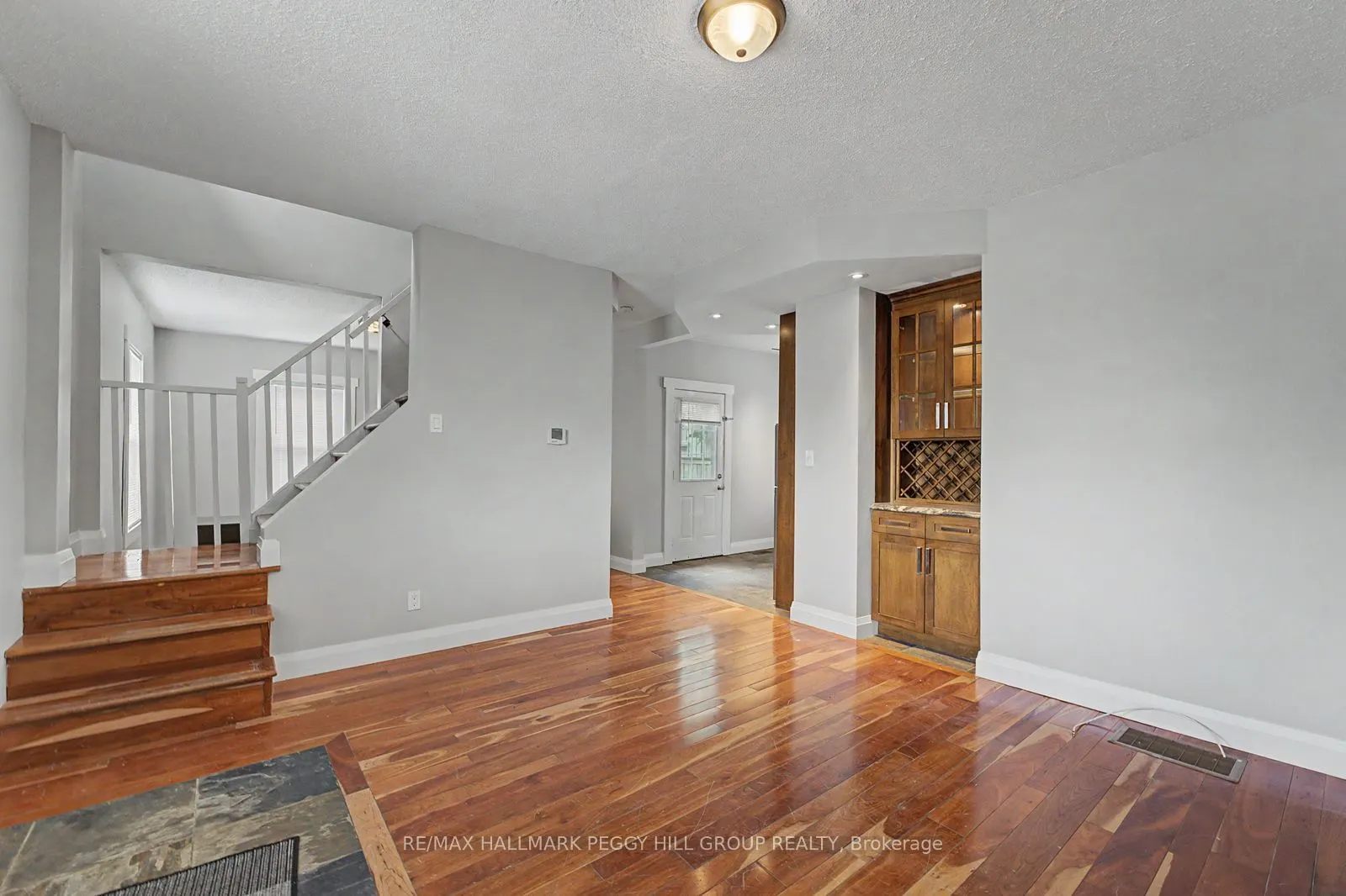 173 Dunlop Street W