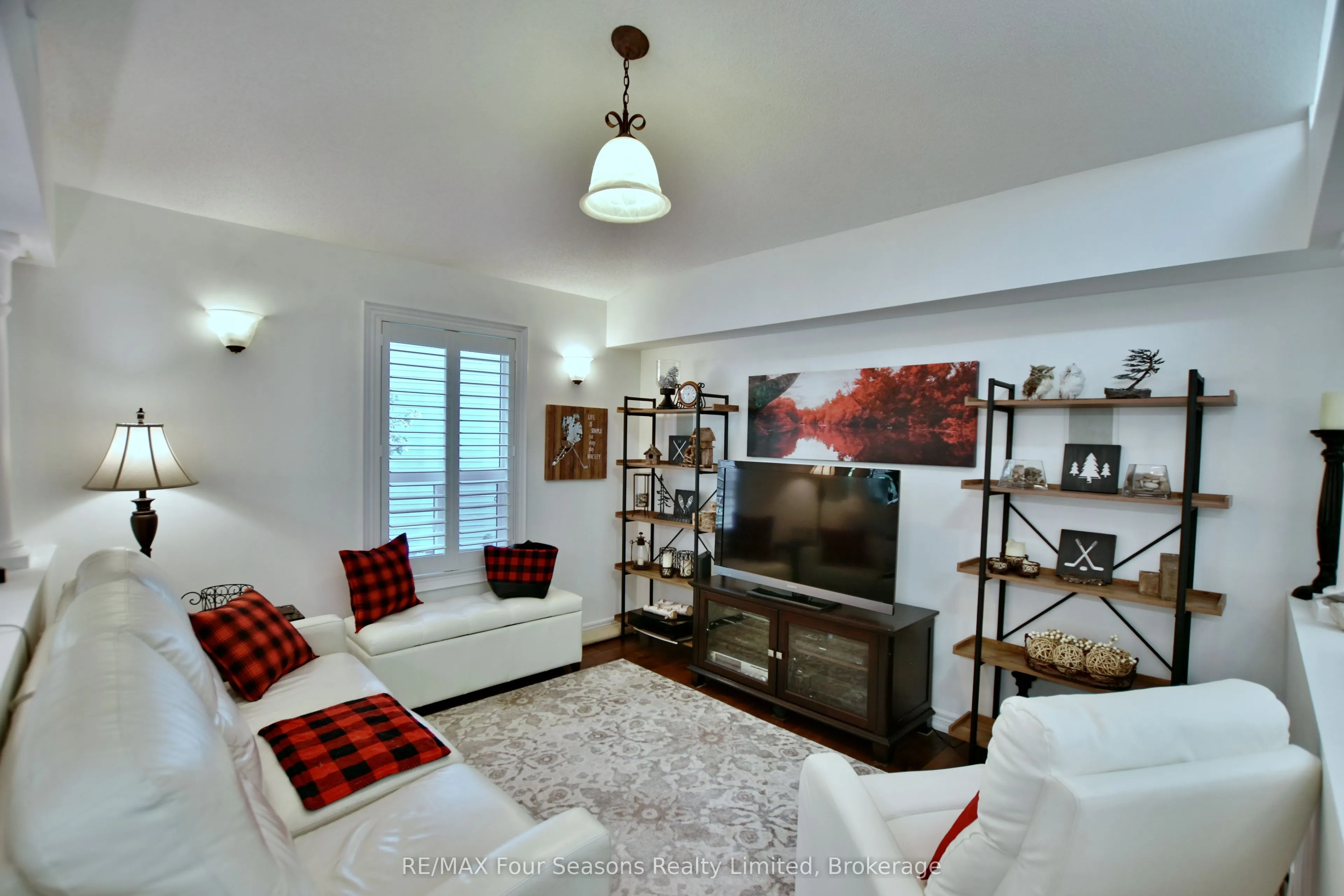 32 NETTLETON Court