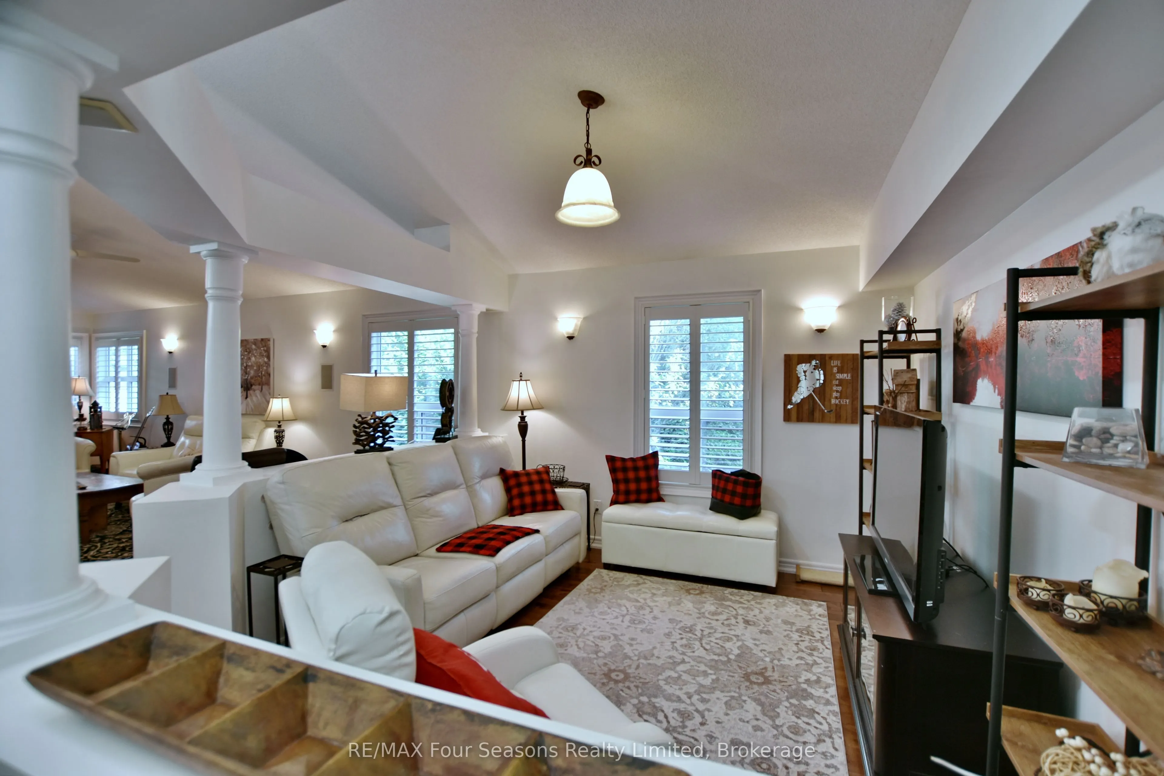 32 NETTLETON Court