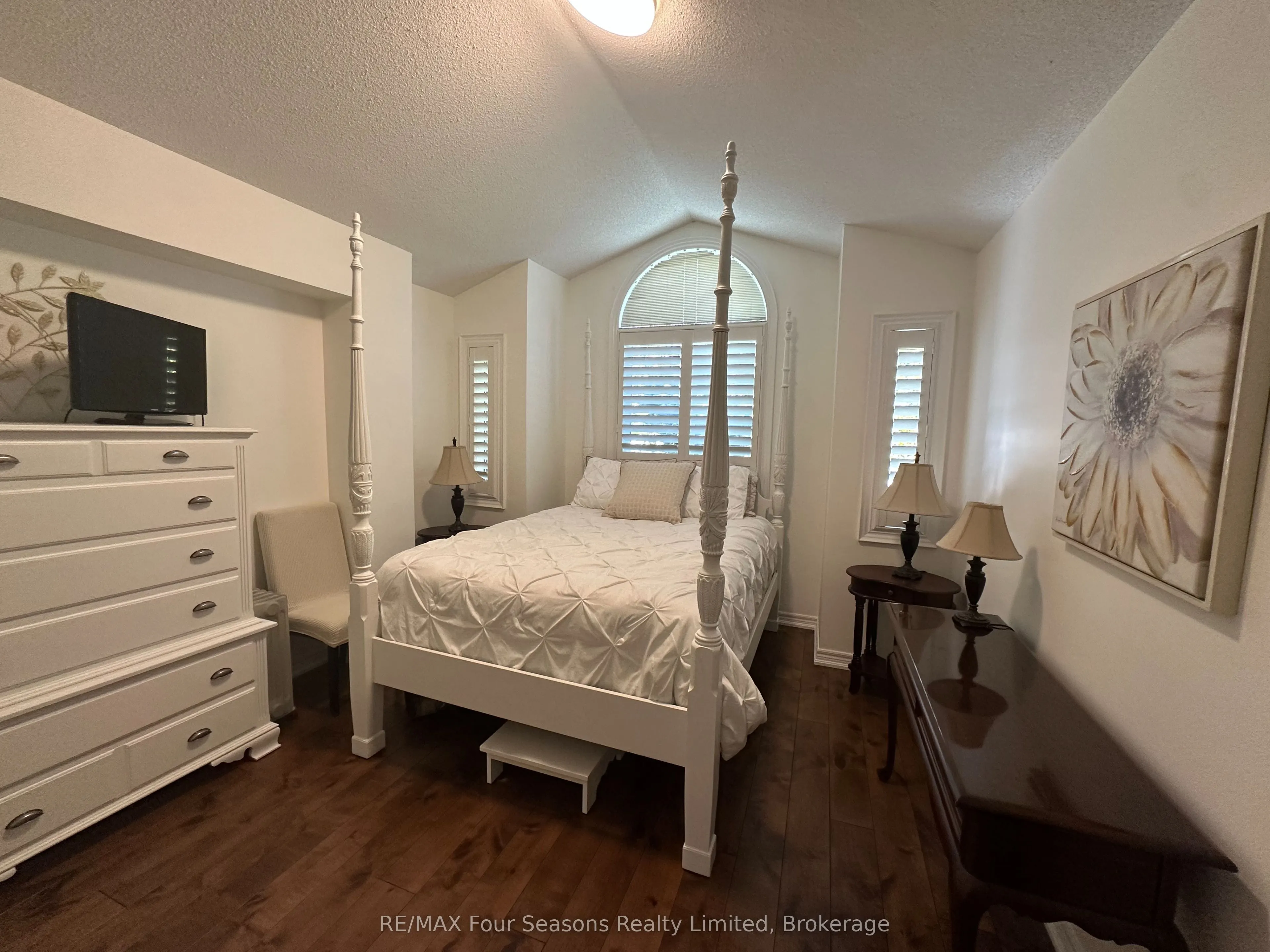 32 NETTLETON Court