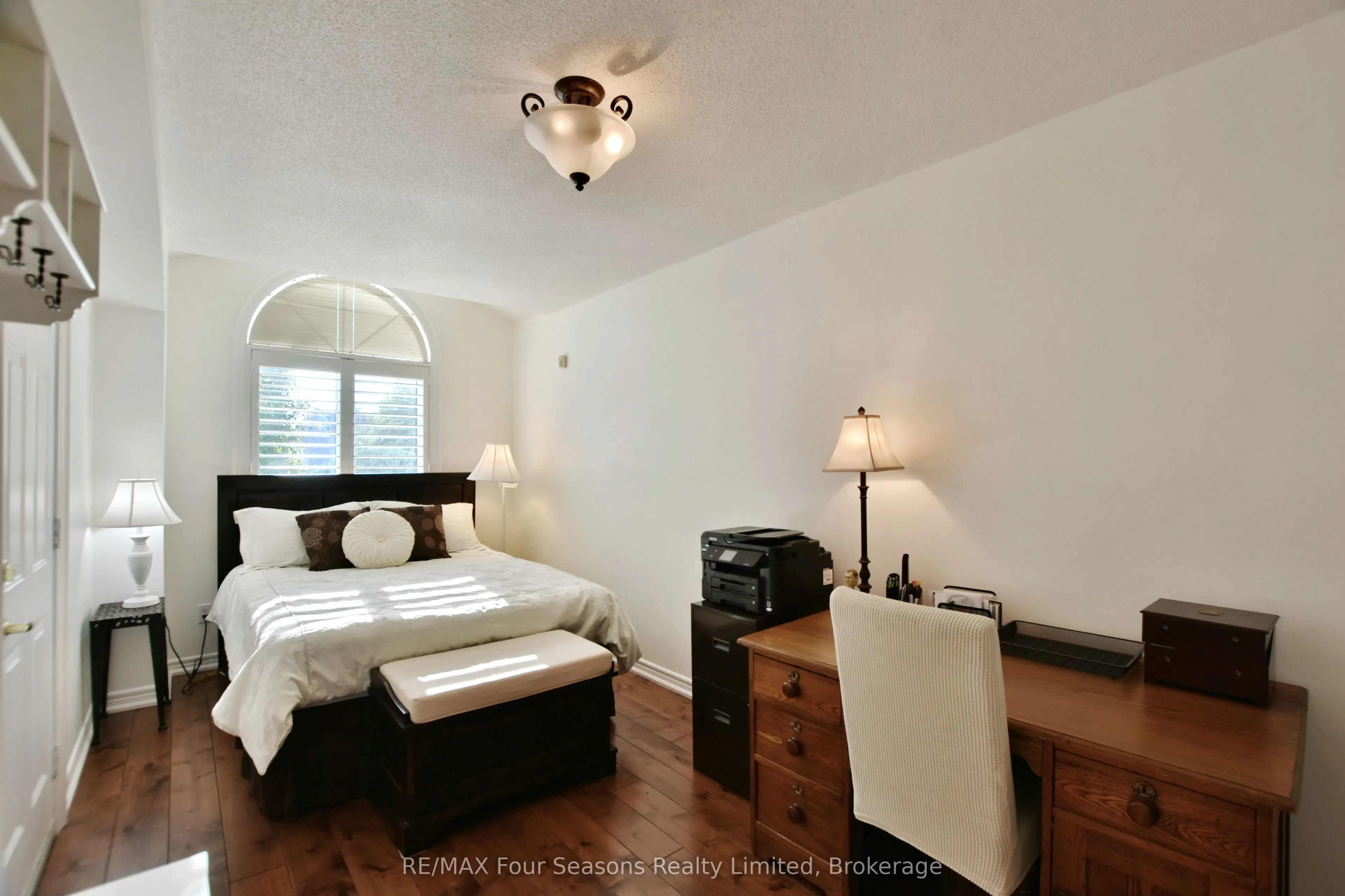 32 NETTLETON Court