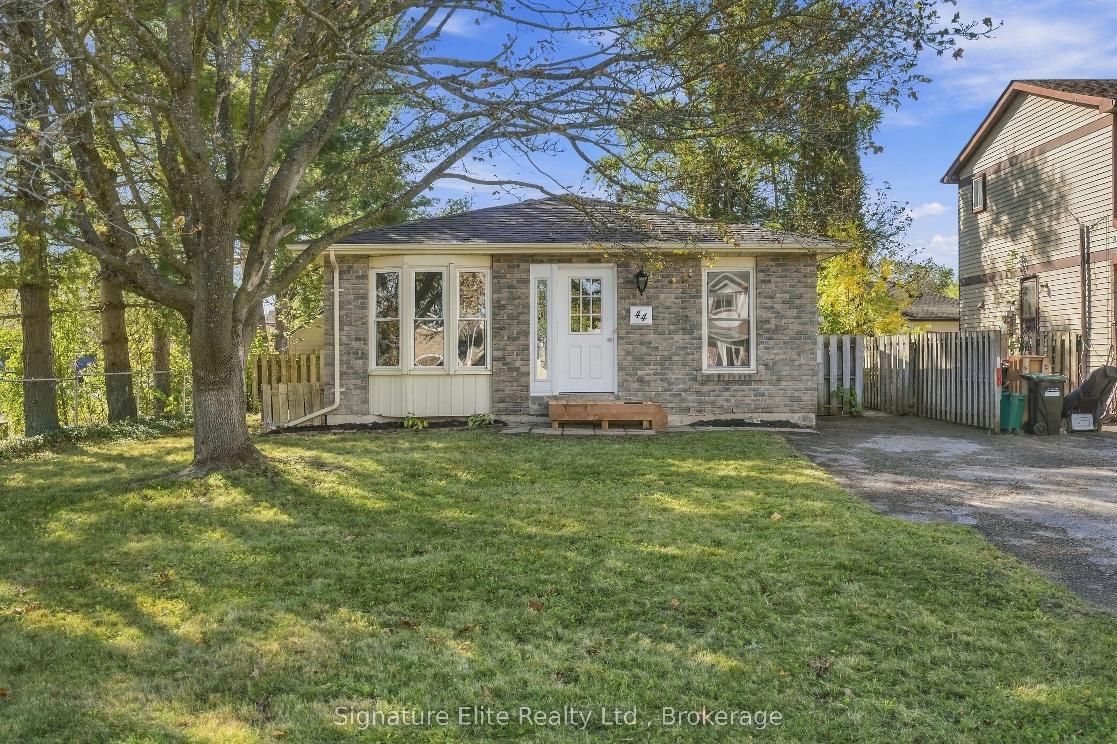44 Bronte Crescent