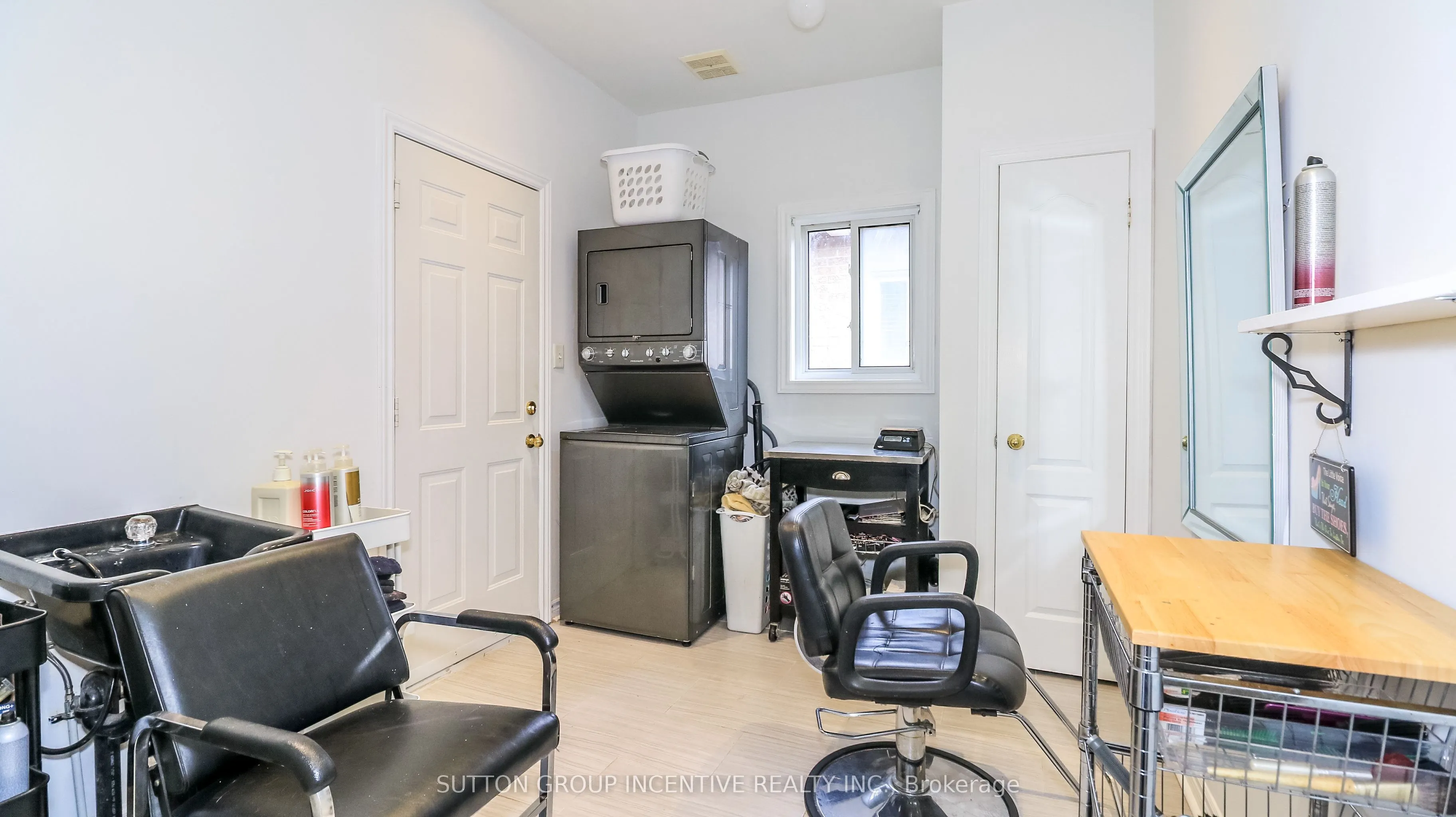 142 Raymond Crescent