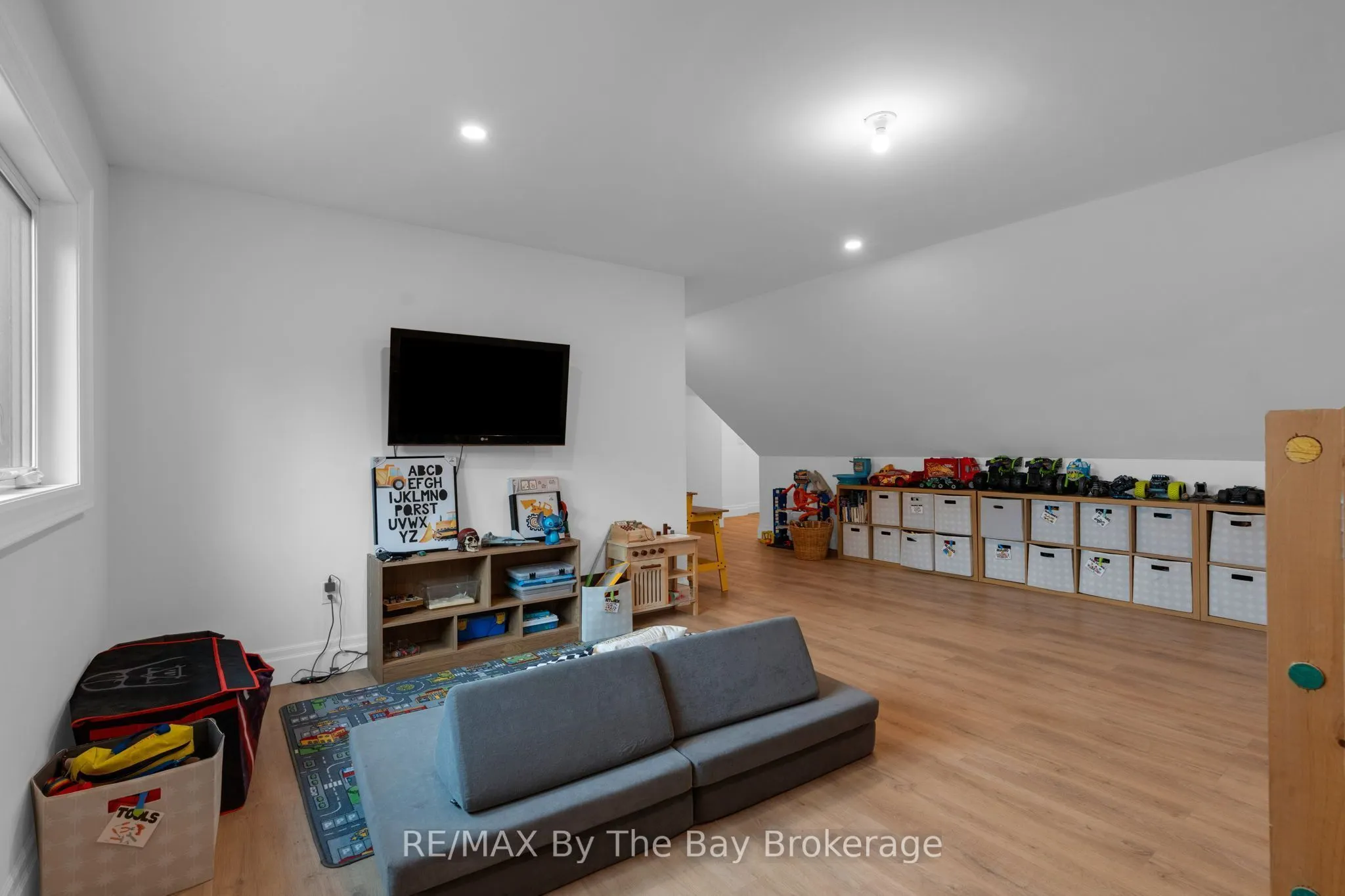 93 Moonstone Road E
