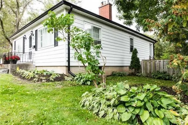 81 Wellington Street E