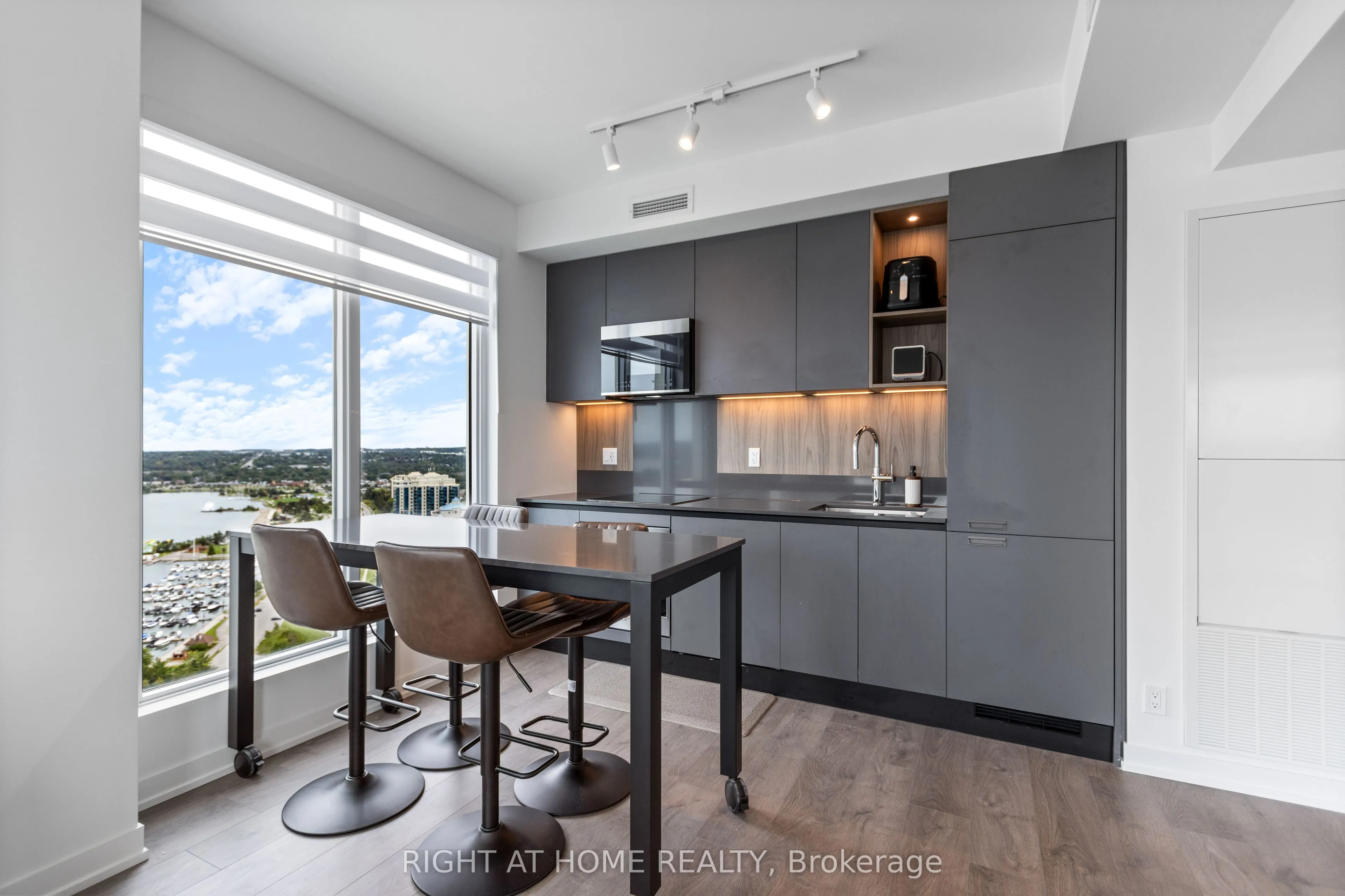 39 Mary Street #2407