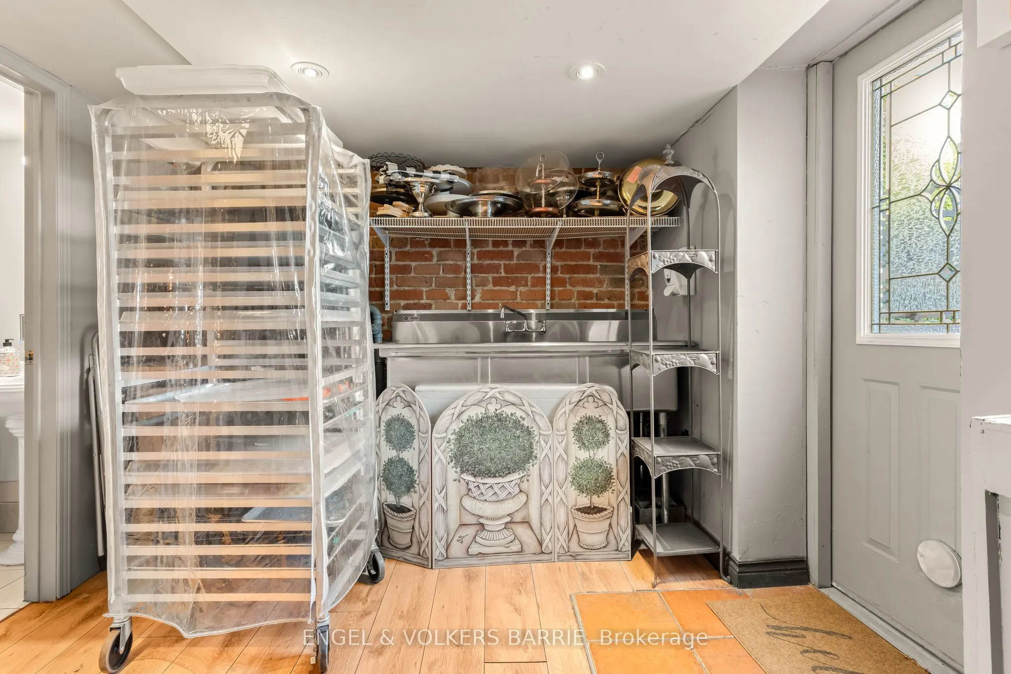 123 Dunlop Street E