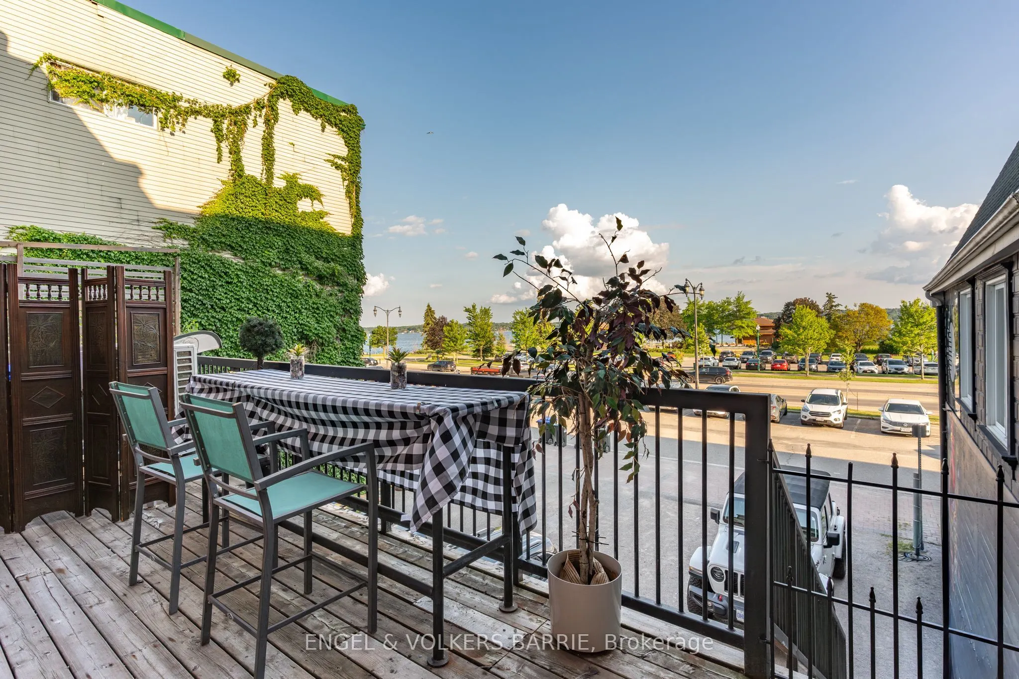 123 Dunlop Street E
