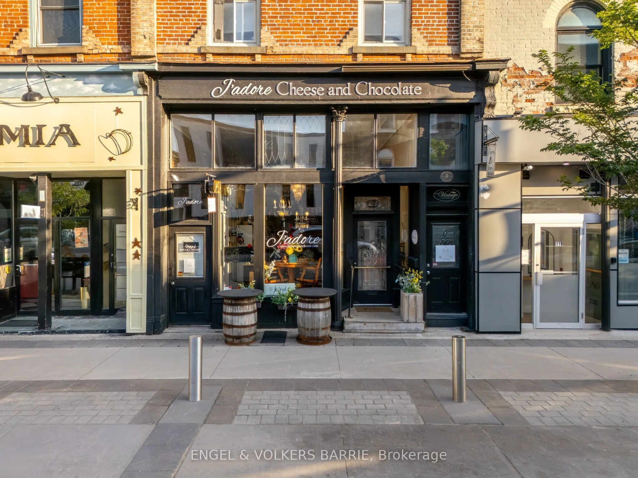123 Dunlop Street E