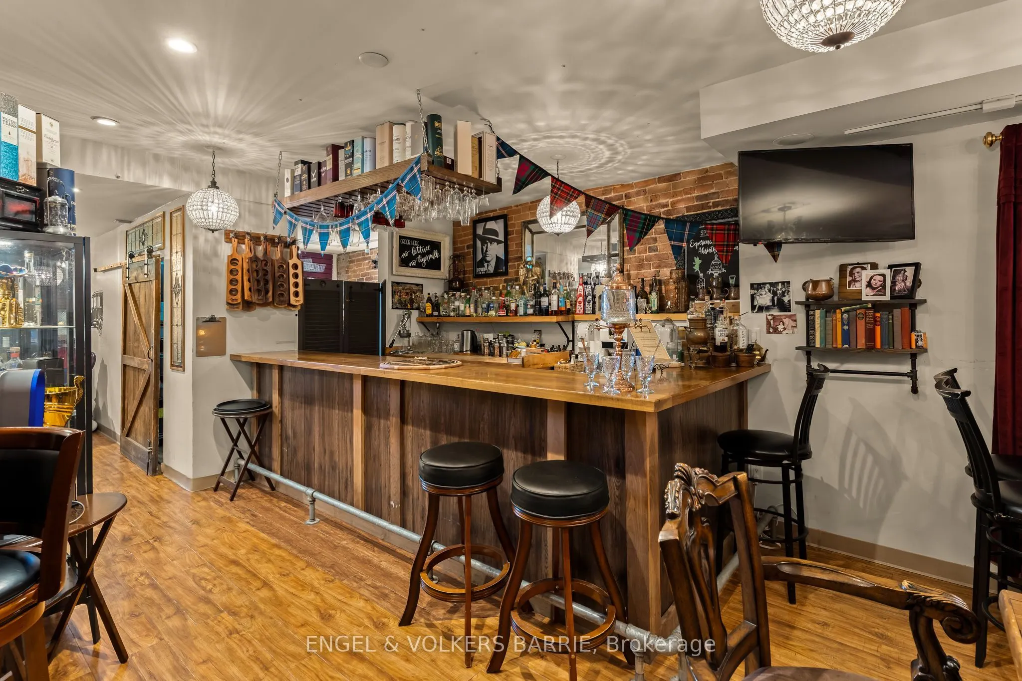 123 Dunlop Street E
