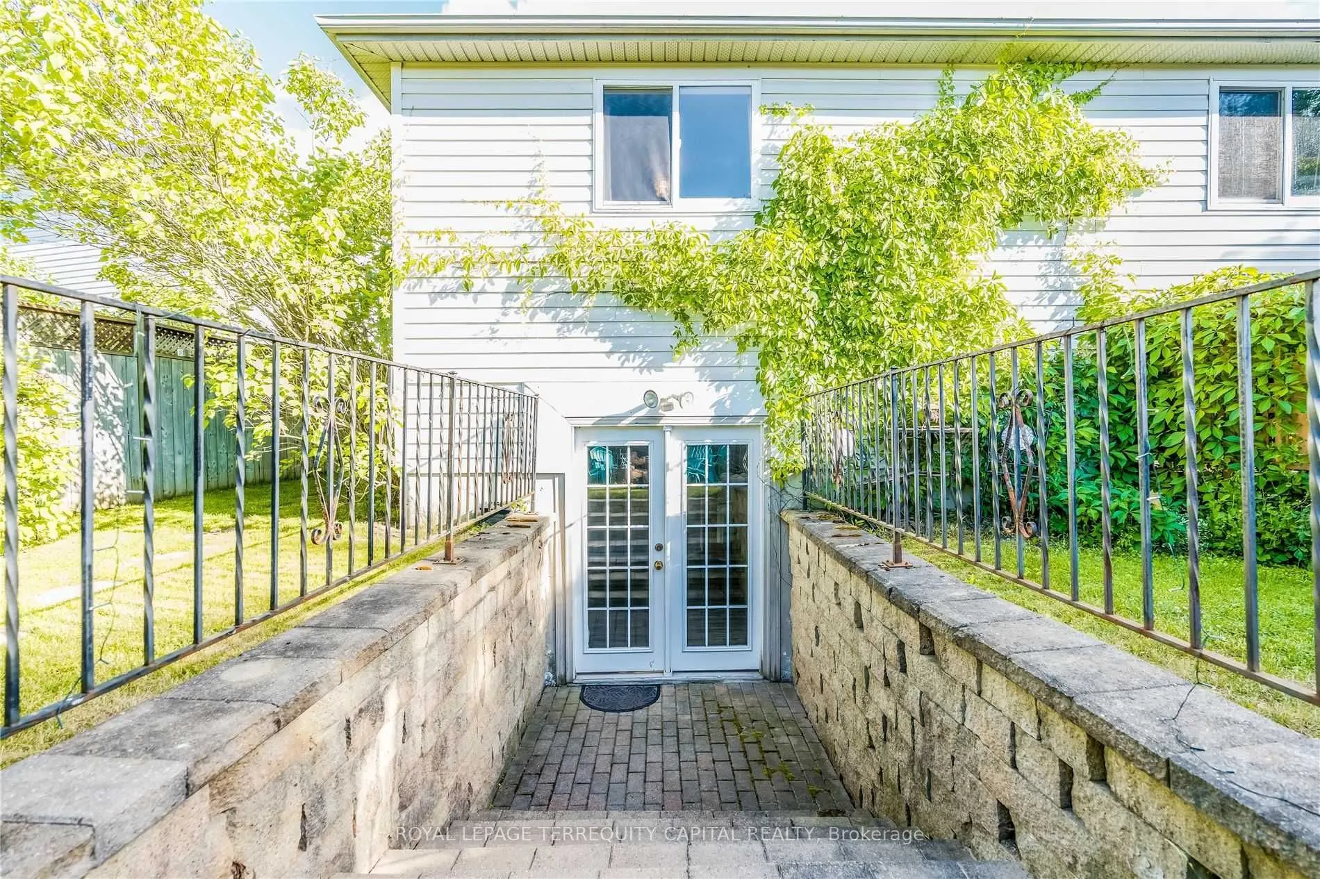 25 Whitehorn Crescent #Lower