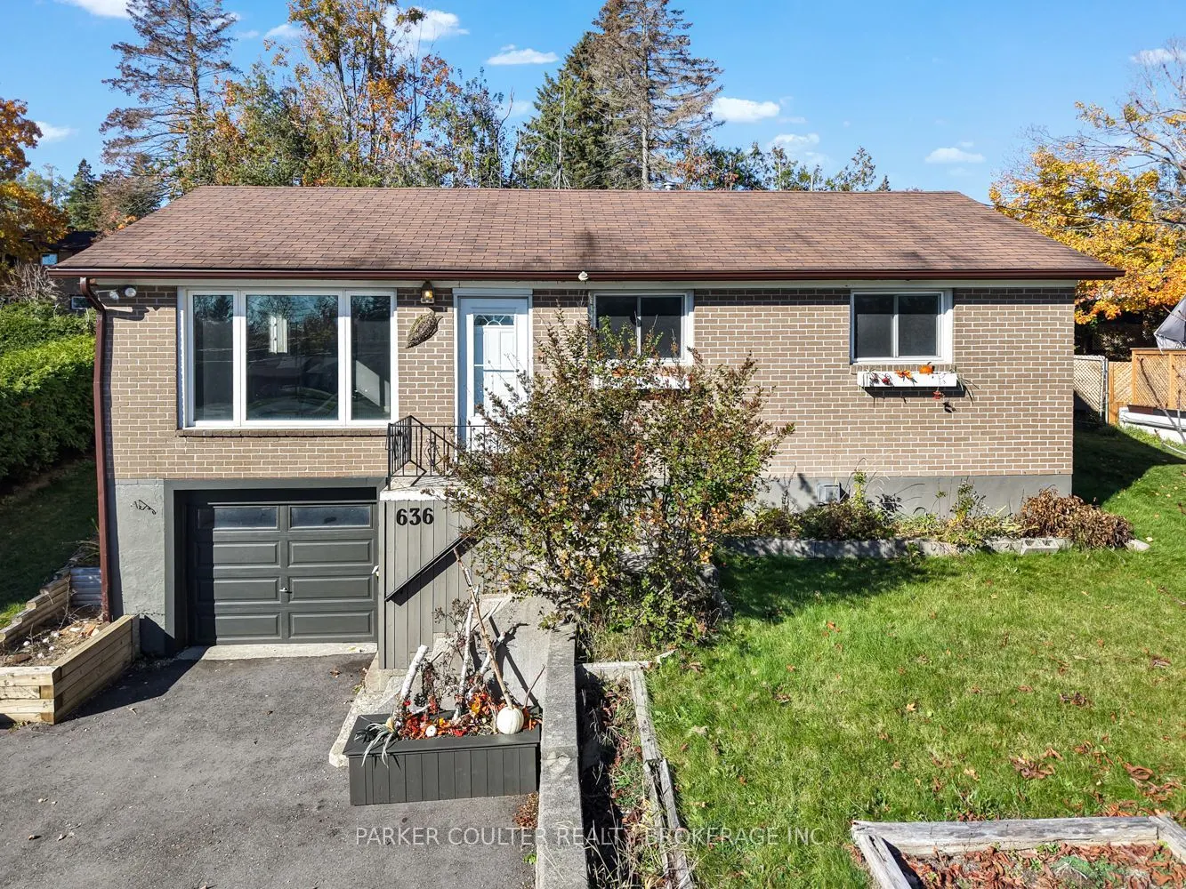636 Mississaga Street W