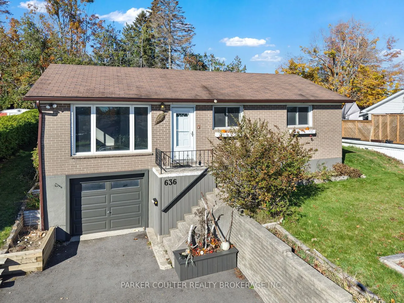 636 Mississaga Street W