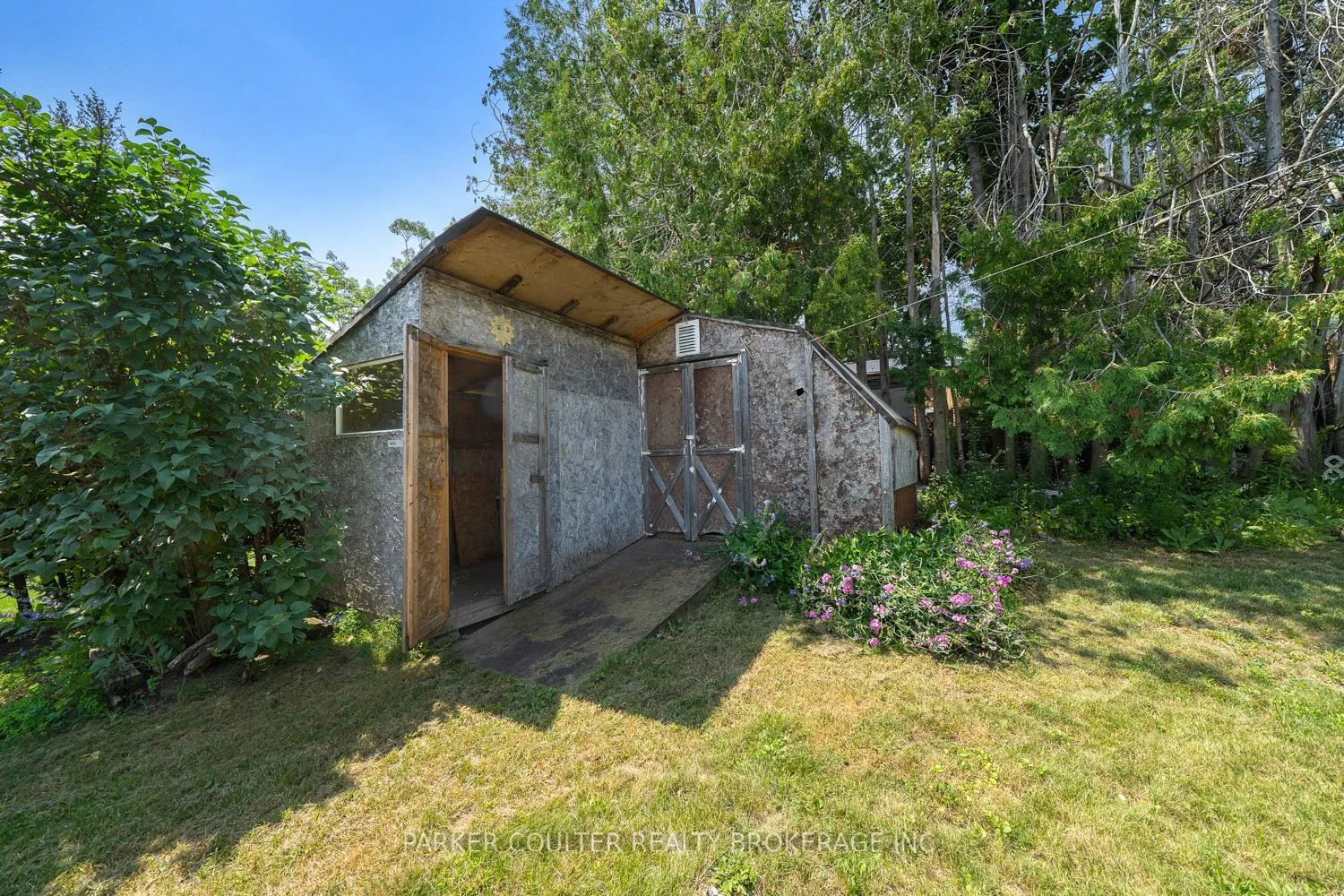 636 Mississaga Street W
