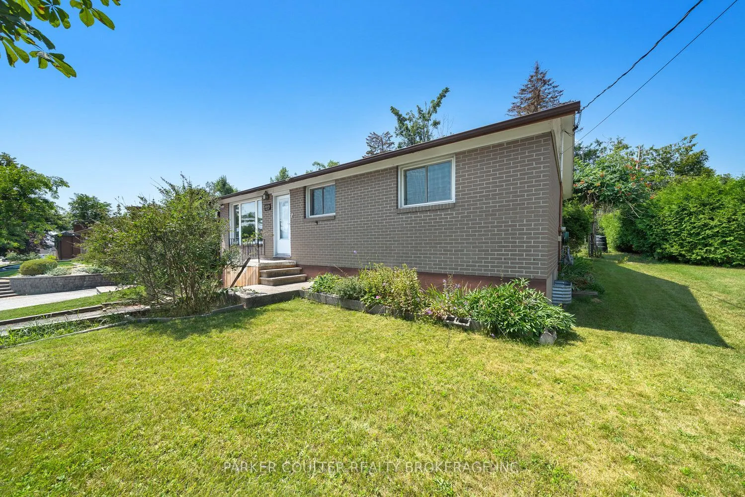 636 Mississaga Street W
