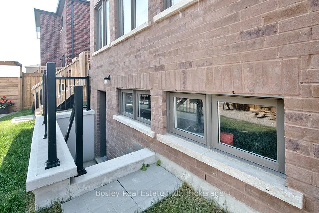 259 Centre Street W