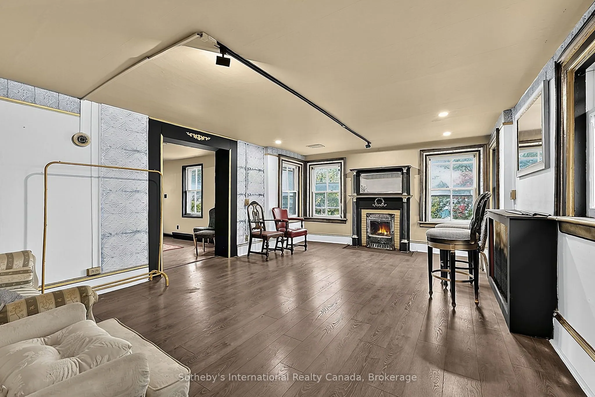 637 Hurontario Street #206/207