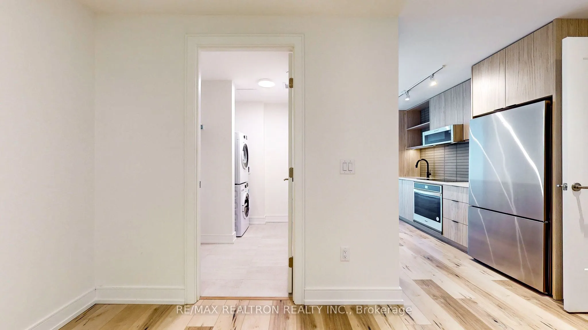 185 Dunlop Street E #813