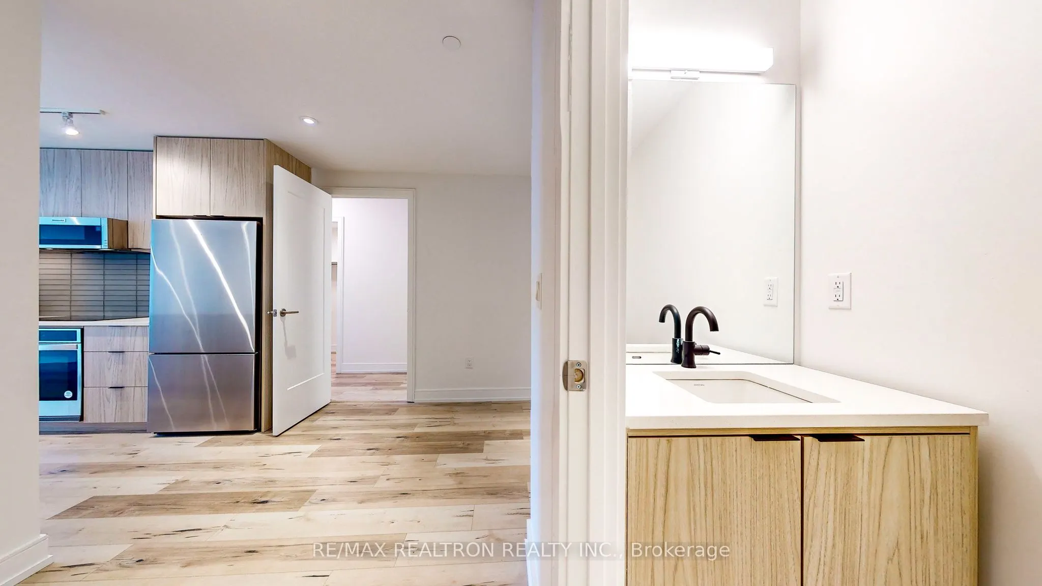 185 Dunlop Street E #813