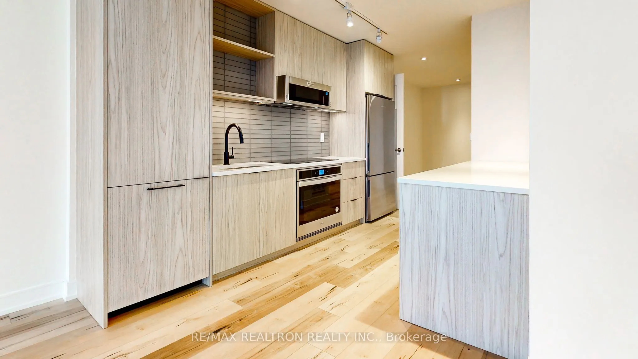 185 Dunlop Street E #813